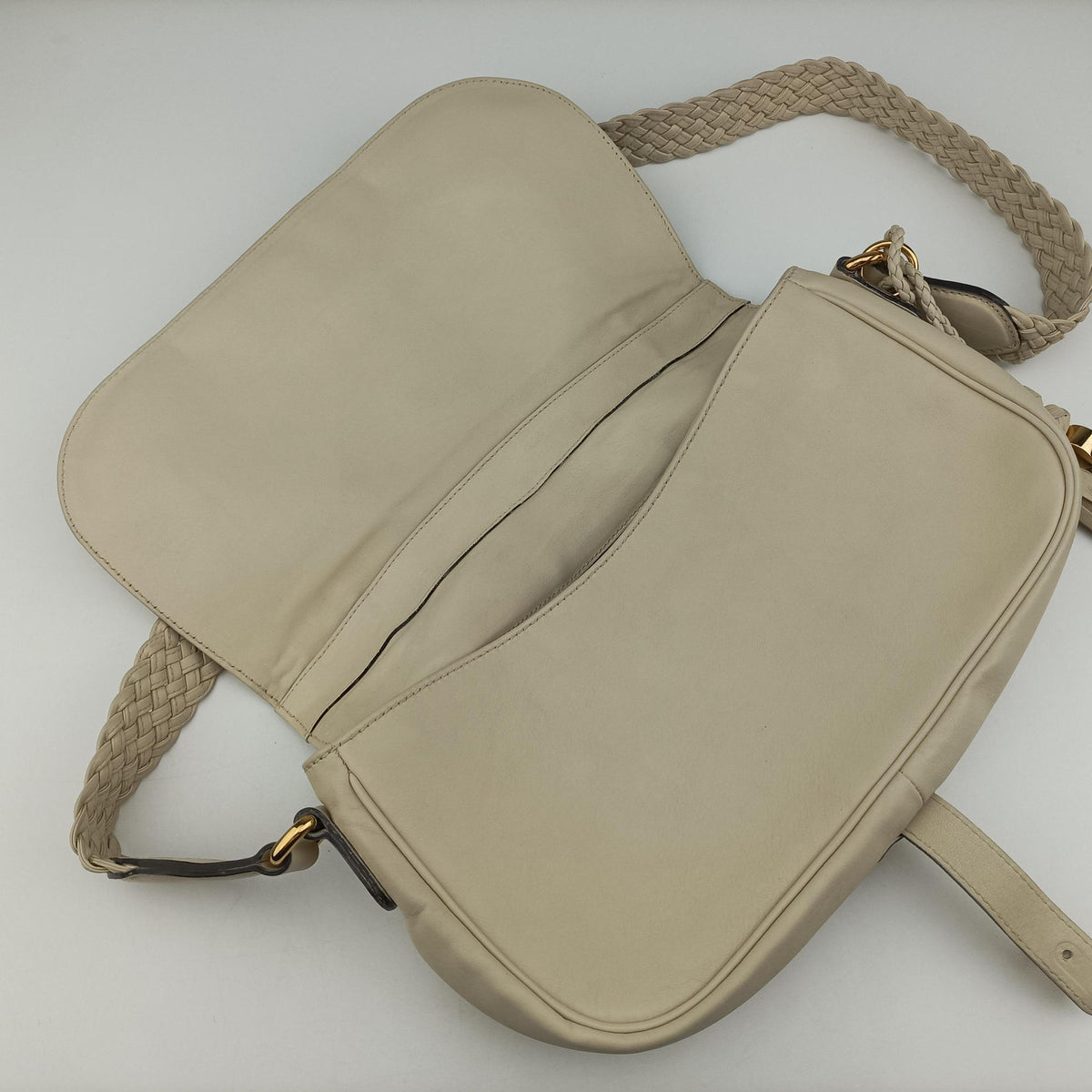 Secondhand Gucci Tassel Handmade Medium Flap White Leather 263954 shoulderbag | stylenewstar