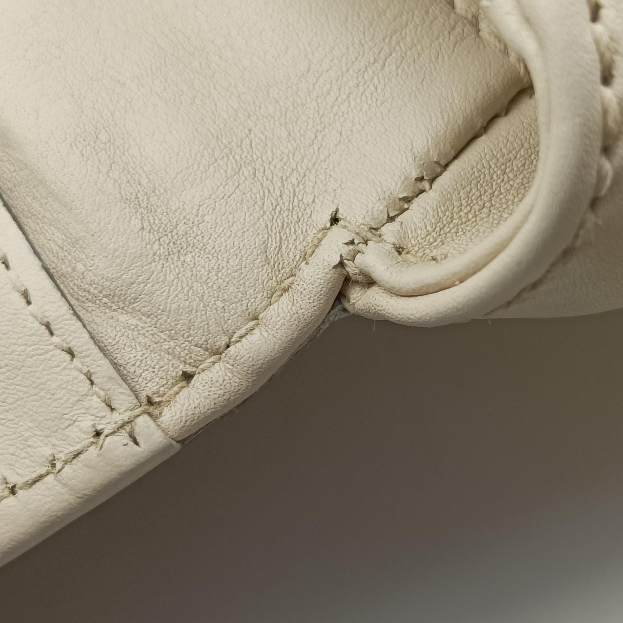 Secondhand Gucci Tassel Handmade Medium Flap White Leather 263954 shoulderbag | stylenewstar