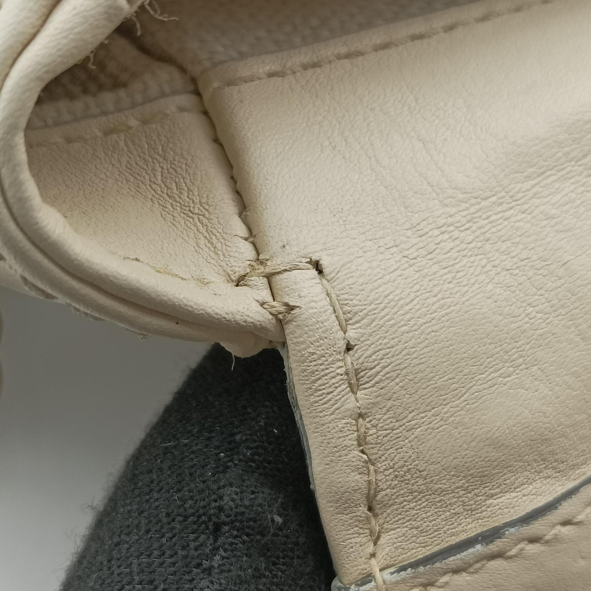 Secondhand Gucci Tassel Handmade Medium Flap White Leather 263954 shoulderbag | stylenewstar
