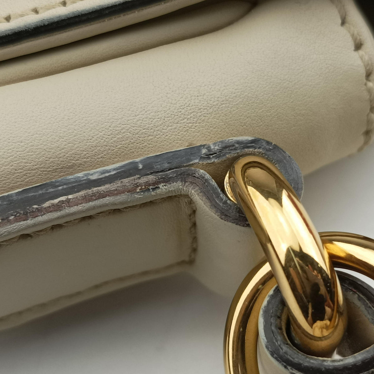 Secondhand Gucci Tassel Handmade Medium Flap White Leather 263954 shoulderbag | stylenewstar