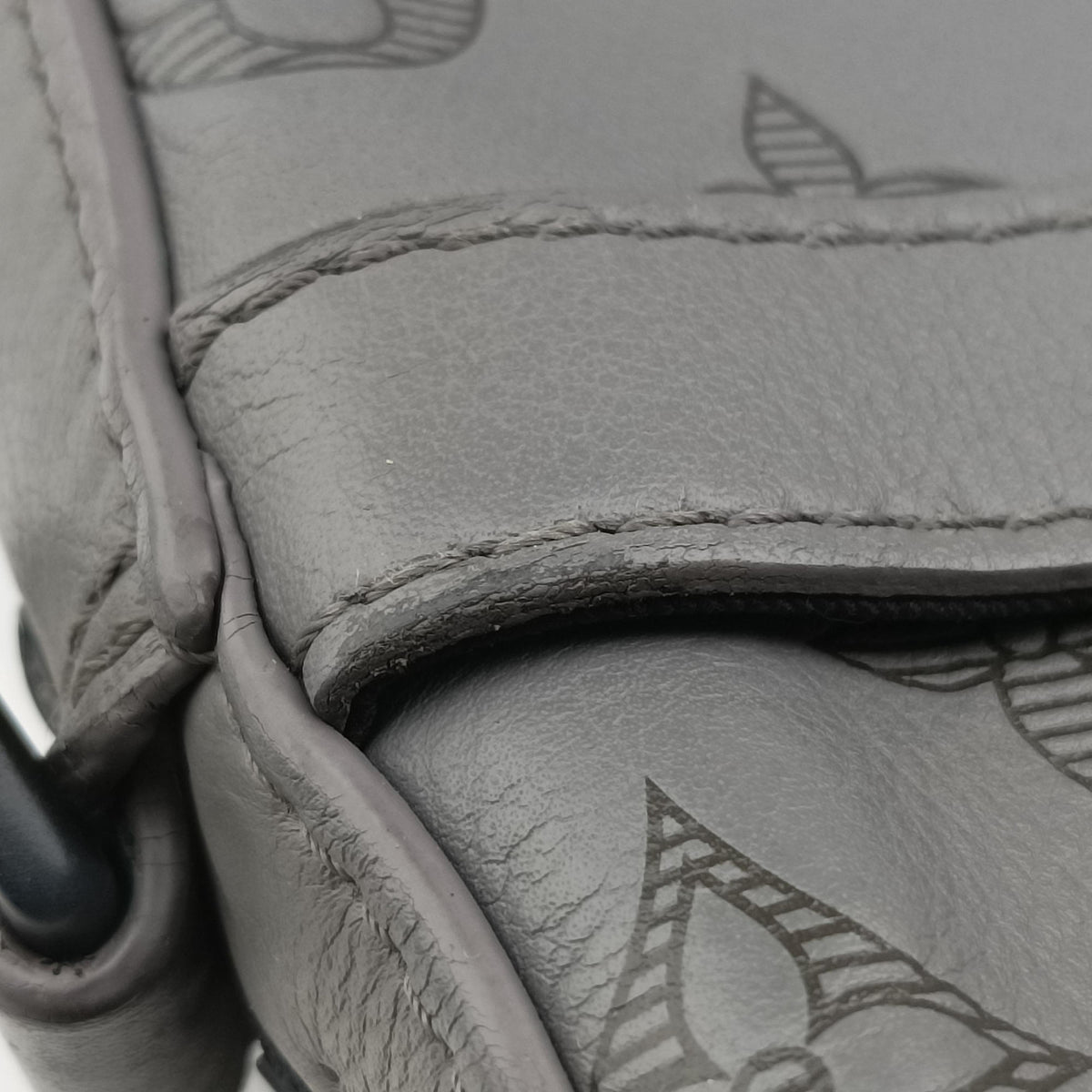 Pre-owned Louis Vuitton Trio Messenger Gris Monogram Shadow M46603 shoulderbag | stylenewstar