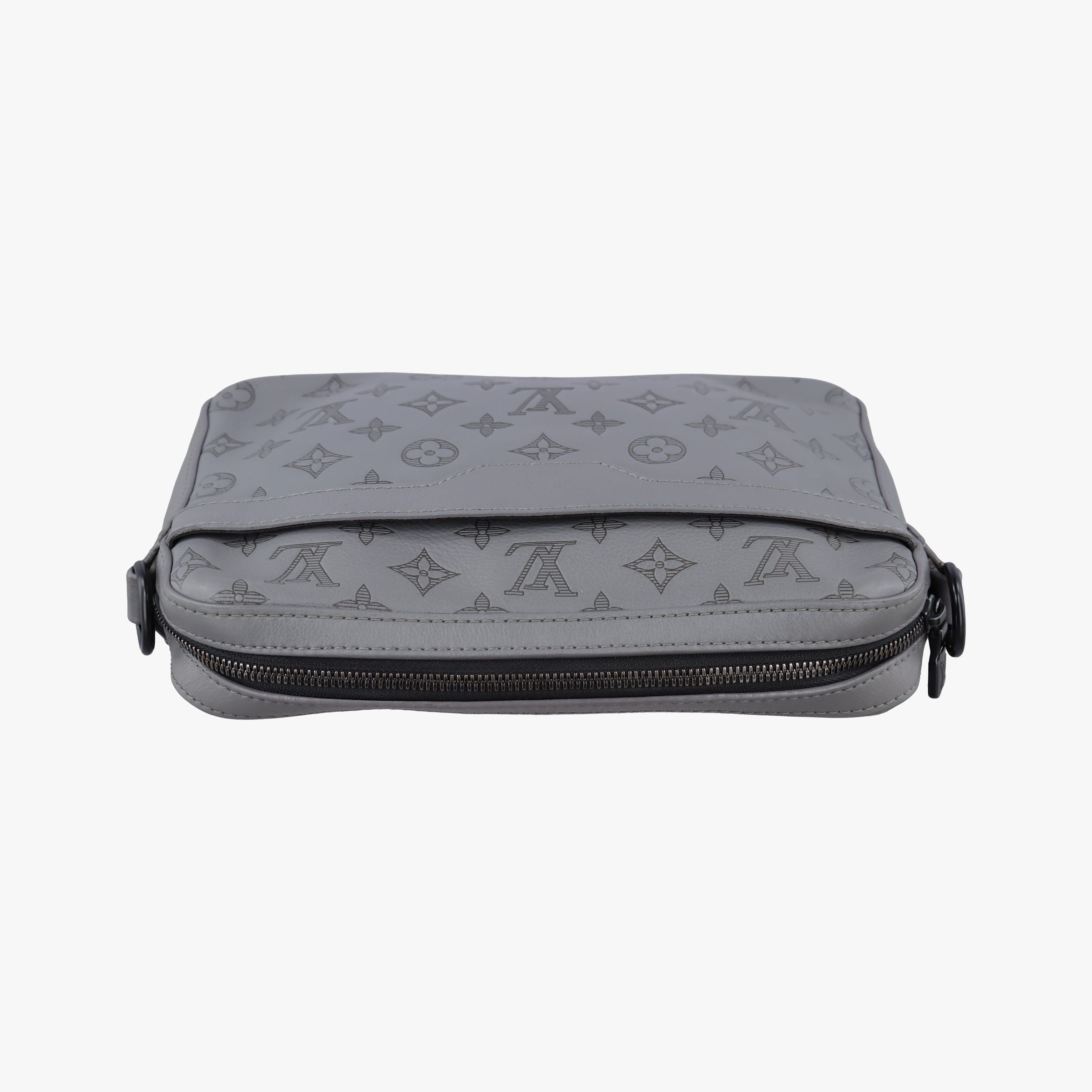 Pre-owned Louis Vuitton Trio Messenger Gris Monogram Shadow M46603 shoulderbag | stylenewstar