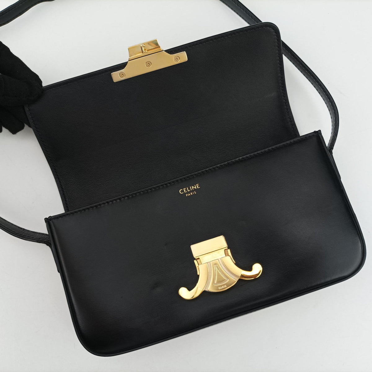 Secondhand Celine Claude Triomphe Black Leather  shoulderbag | stylenewstar