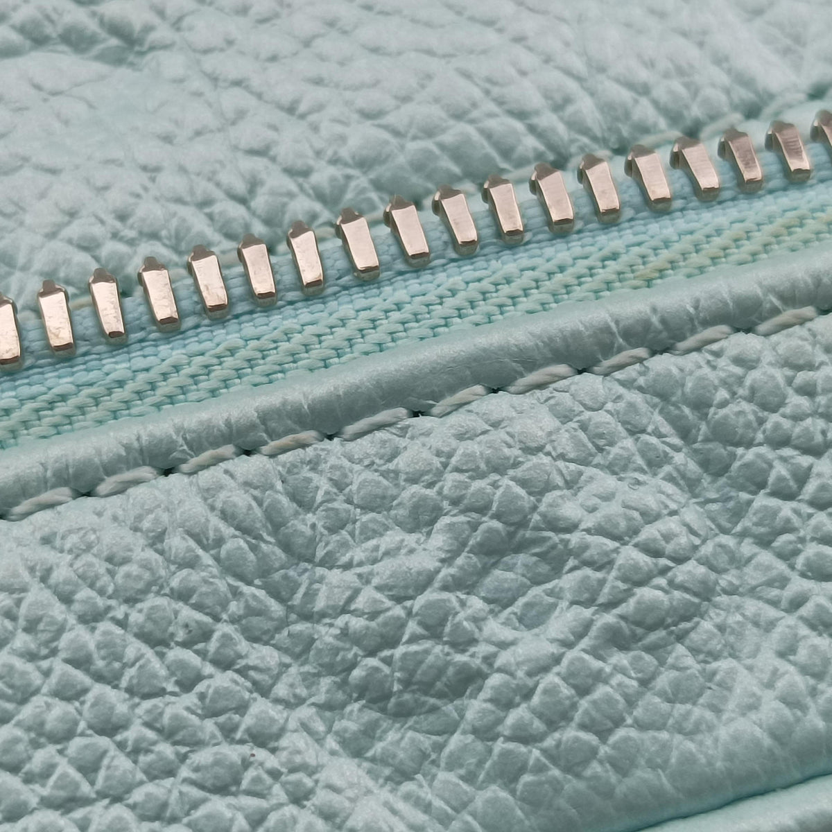 Pre-owned Louis Vuitton Micro Vanity pearlescent blue Monogram Empreinte M82193 shoulderbag | stylenewstar