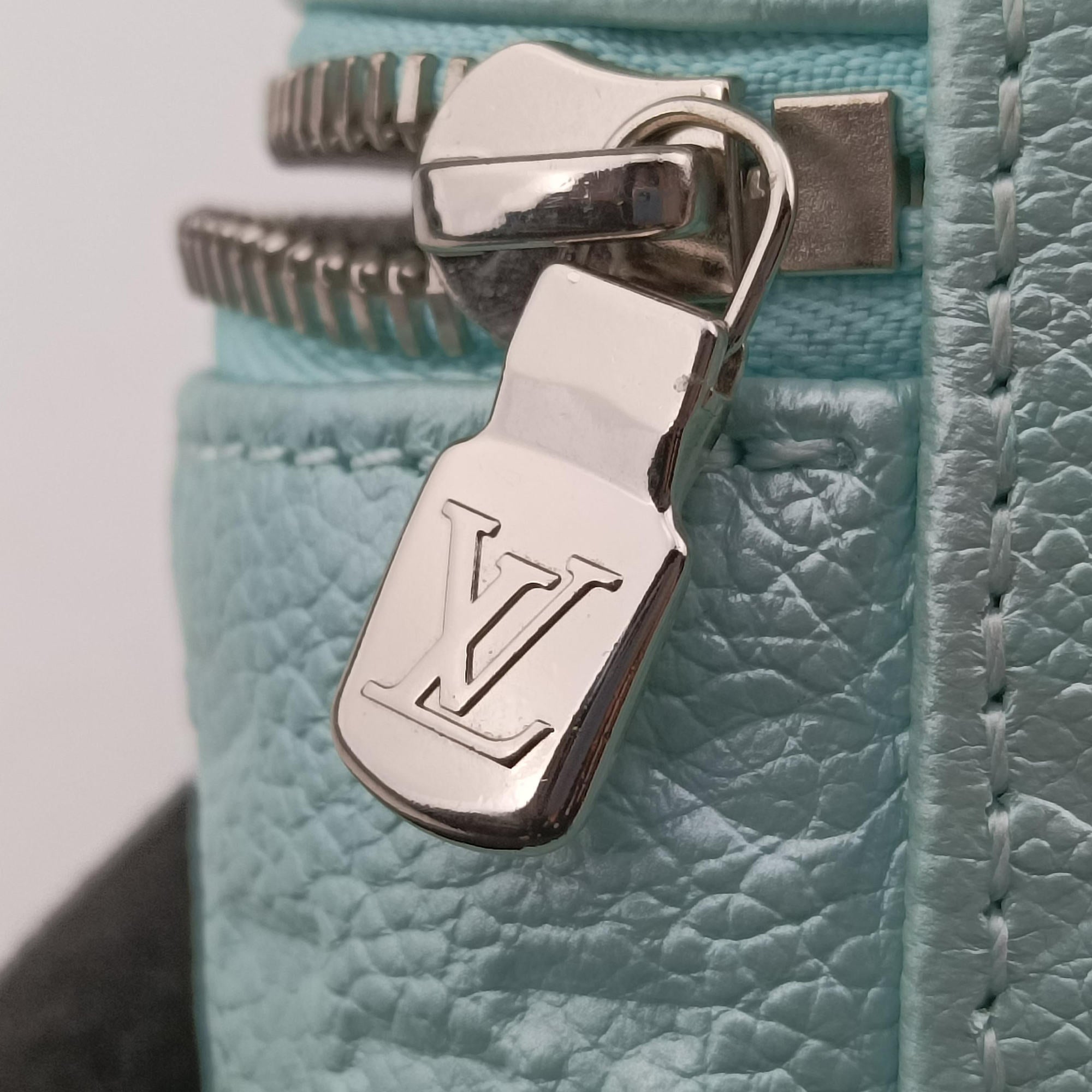 Pre-owned Louis Vuitton Micro Vanity pearlescent blue Monogram Empreinte M82193 shoulderbag | stylenewstar