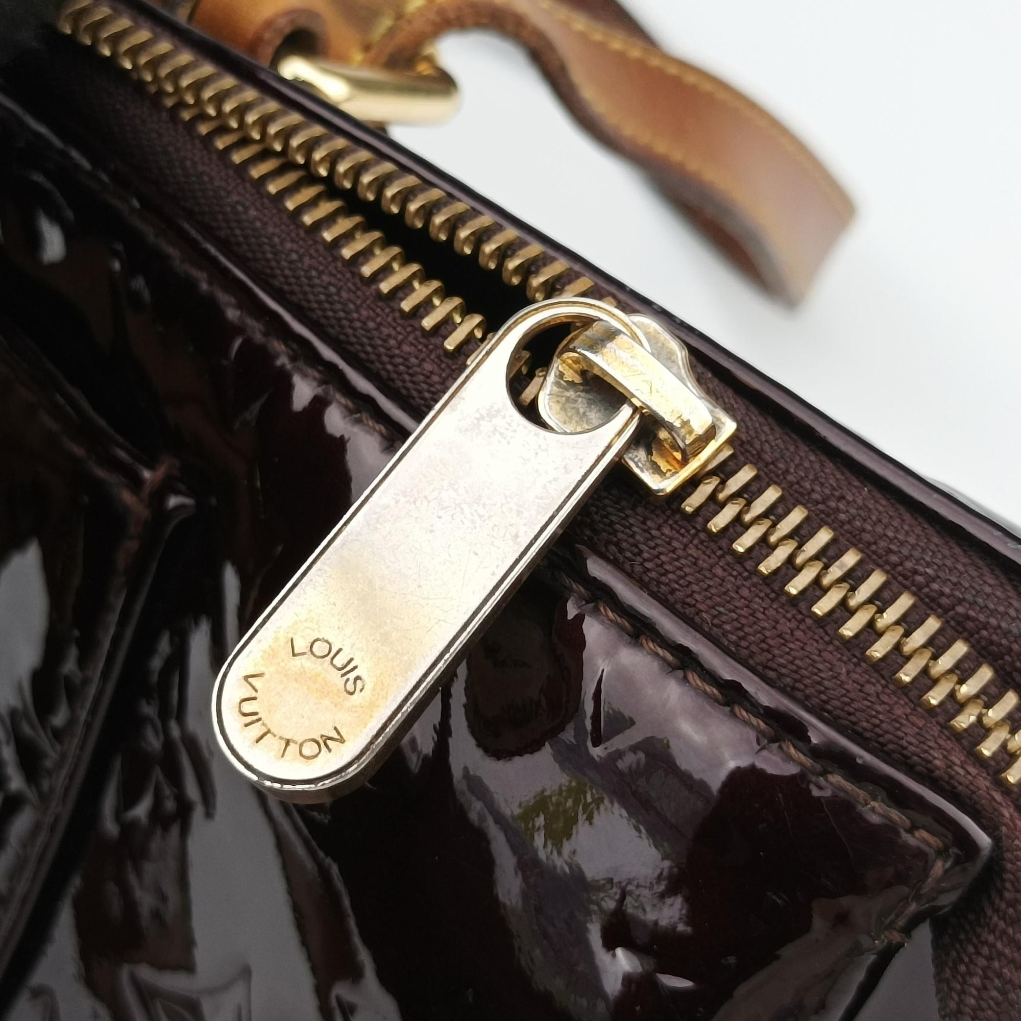 Secondhand Louis Vuitton Rosewood Avenue Amaranth Vernis M93510 shoulderbag | stylenewstar