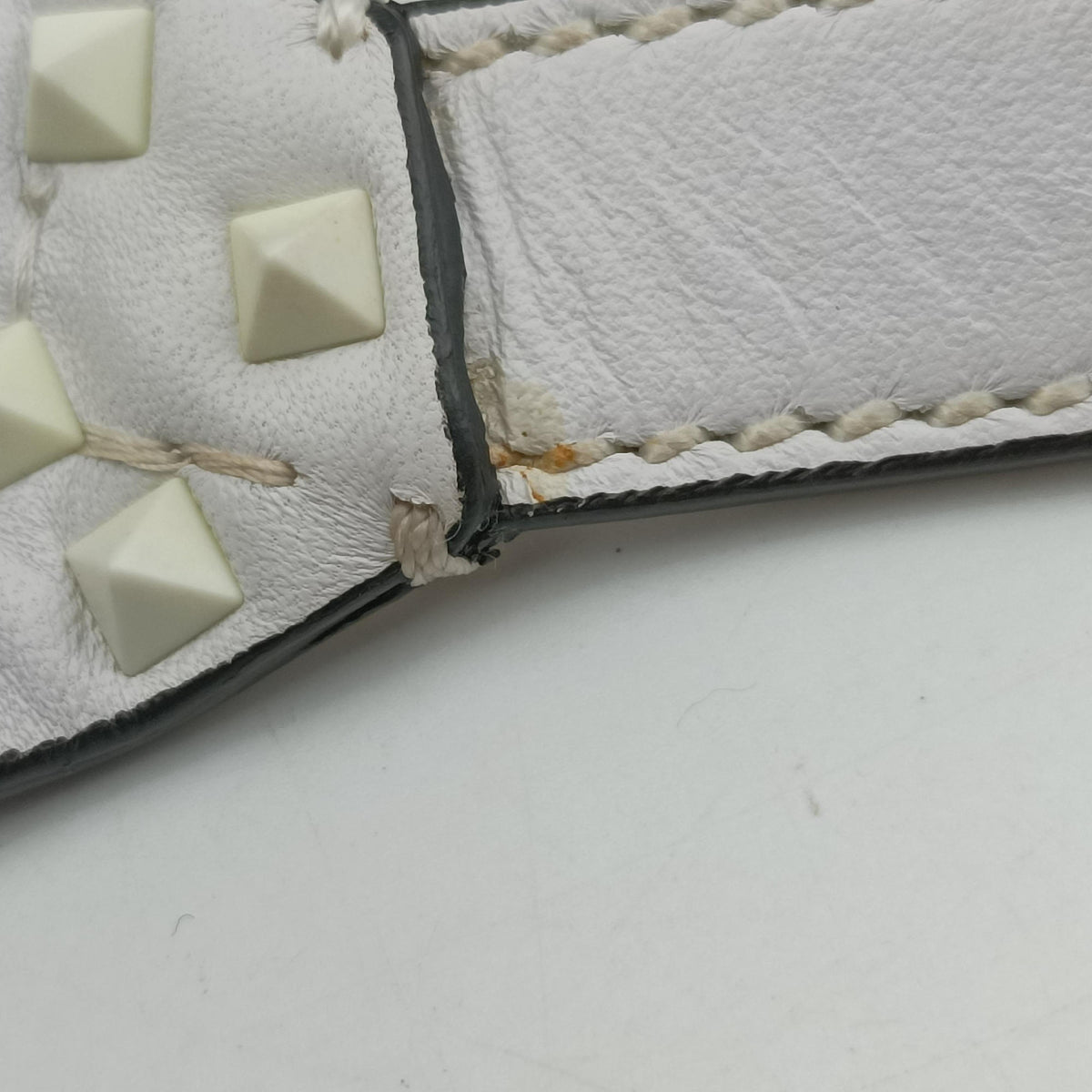 Pre-owned Valentino Rockstud White Leather  bum bag/waist bag | stylenewstar