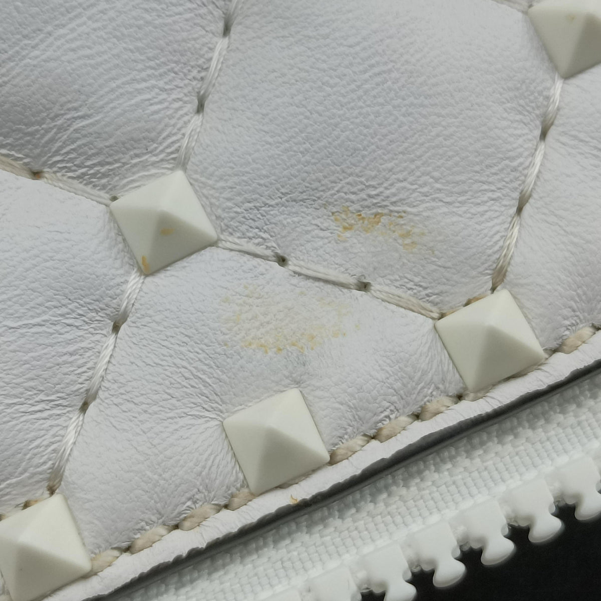 Pre-owned Valentino Rockstud White Leather  bum bag/waist bag | stylenewstar