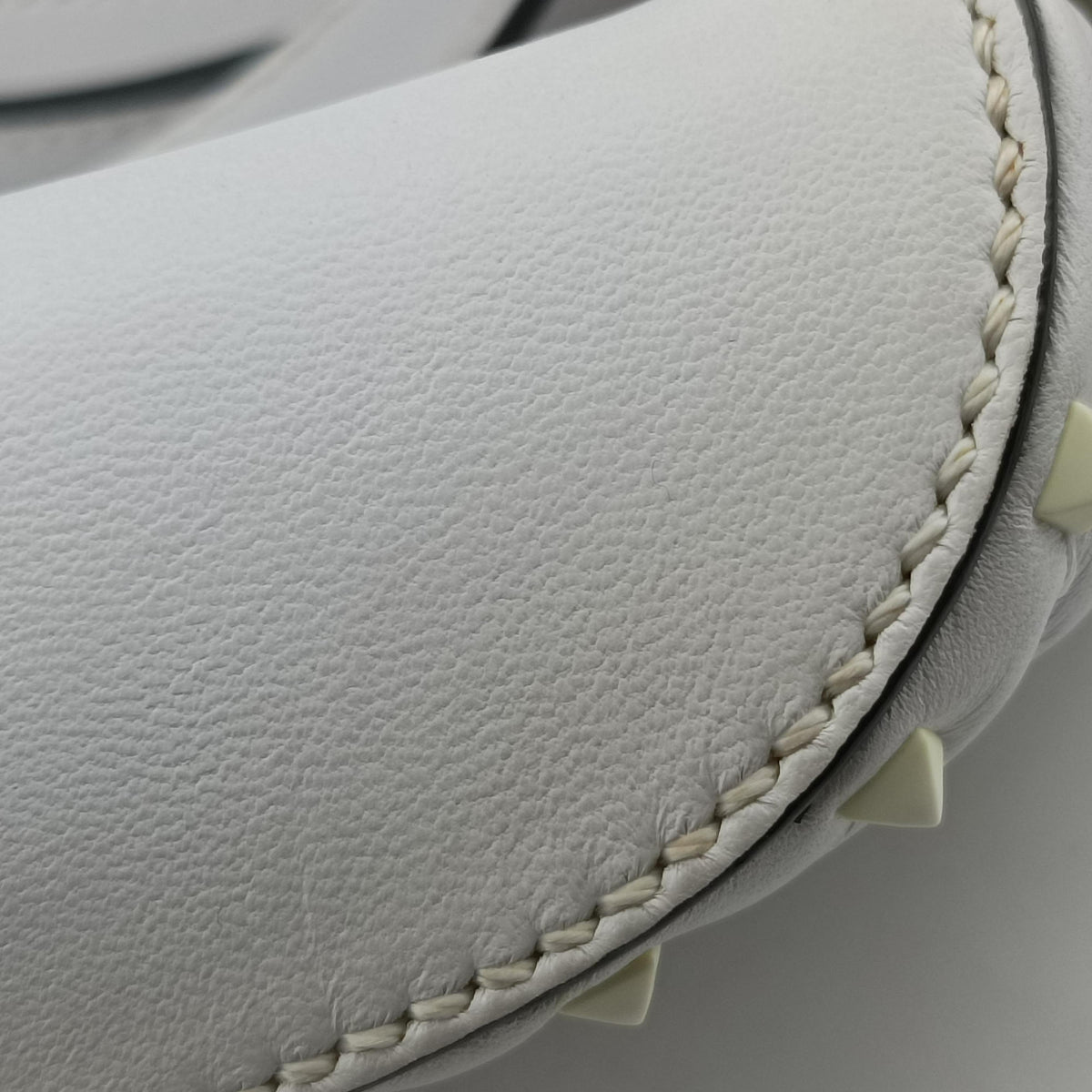 Pre-owned Valentino Rockstud White Leather  bum bag/waist bag | stylenewstar