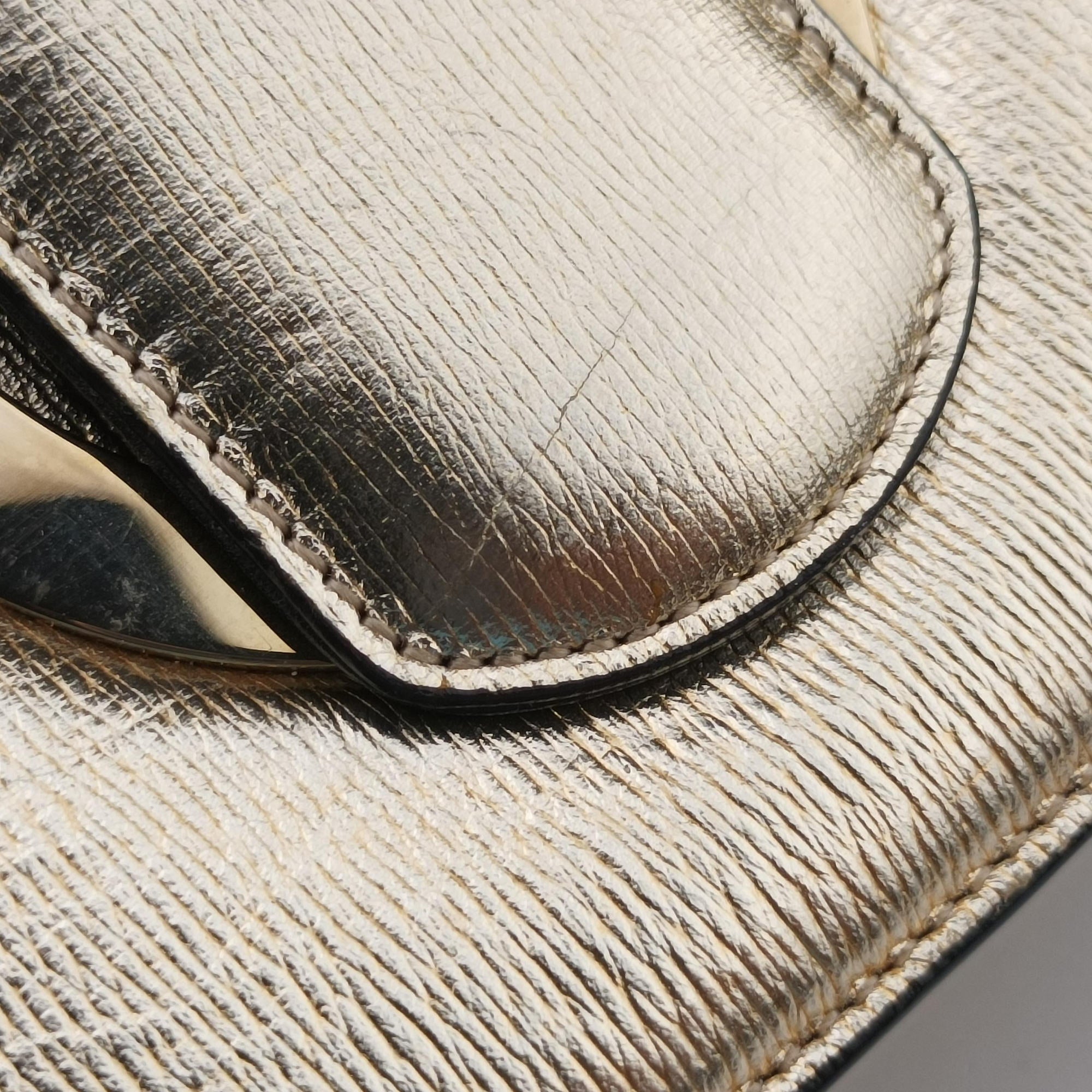 Pre-owned Ferragamo Thalia Golden Leather  shoulderbag | stylenewstar