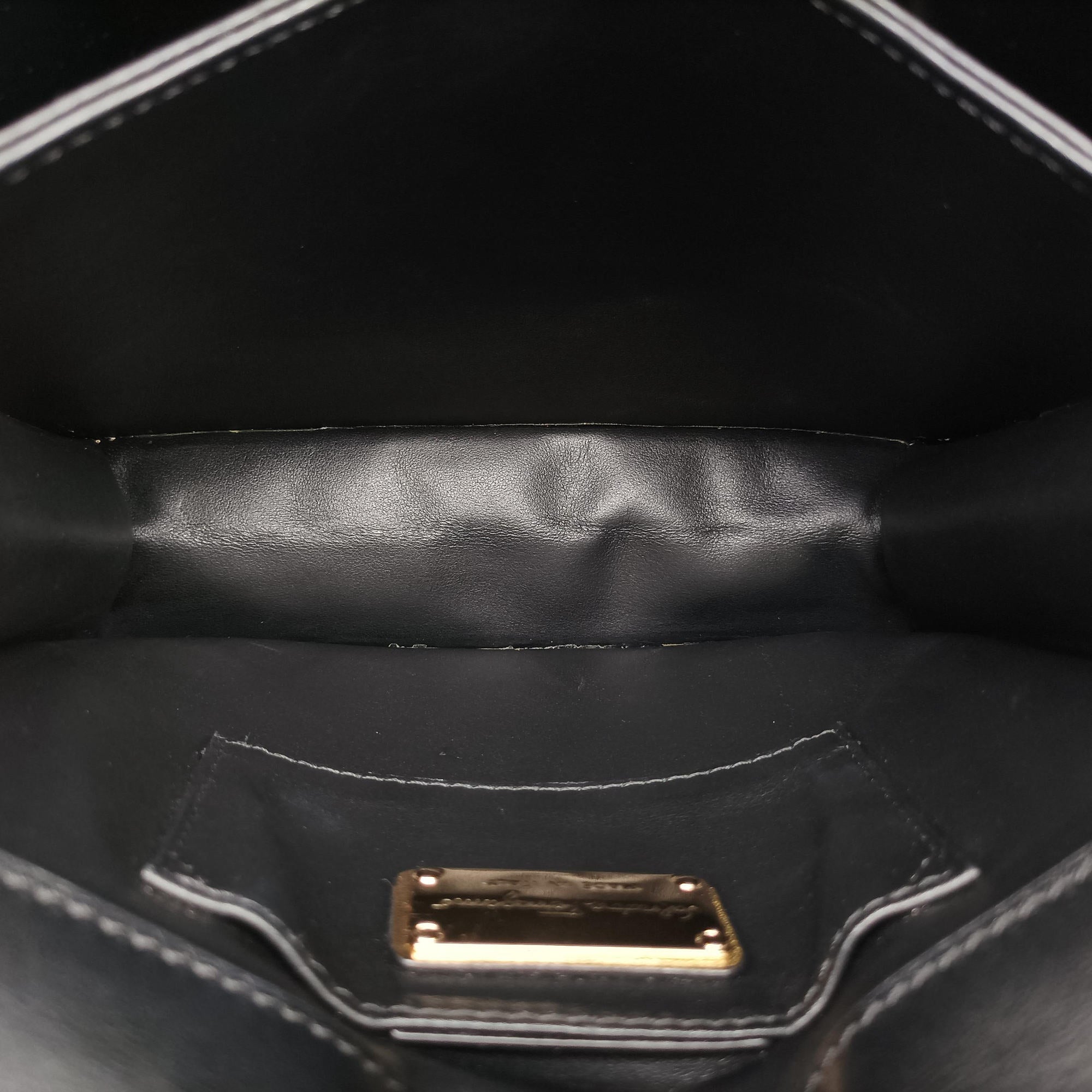Pre-owned Ferragamo Thalia Golden Leather  shoulderbag | stylenewstar
