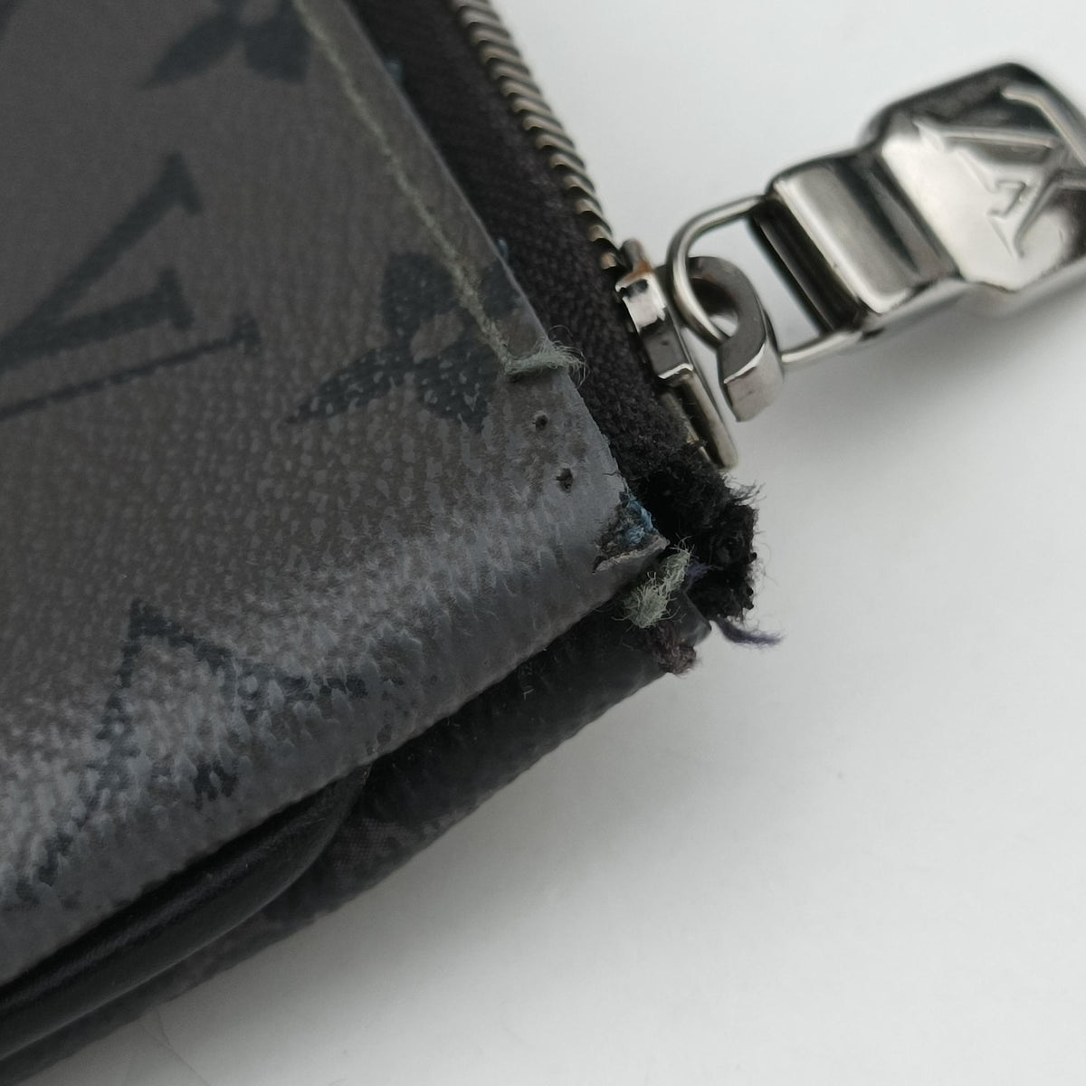 Pre-owned Louis Vuitton Trio Messenger Gris Monogram Shadow M46603 shoulderbag | stylenewstar