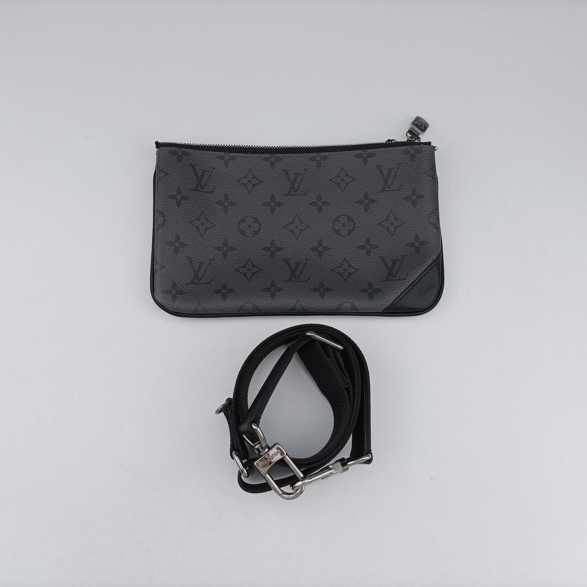 Pre-owned Louis Vuitton Trio Messenger Gris Monogram Shadow M46603 shoulderbag | stylenewstar