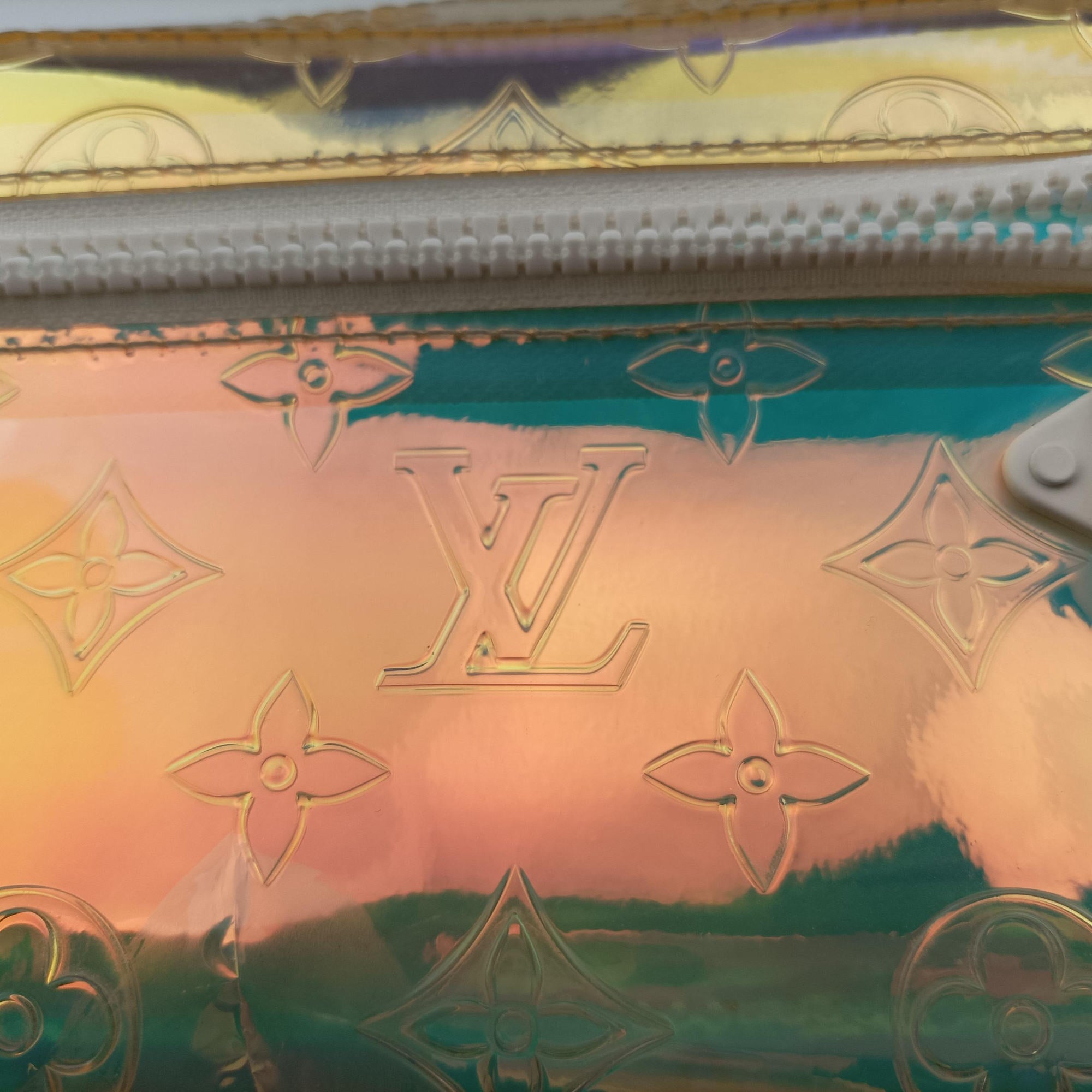 Pre-owned Louis Vuitton Pochette Volga prism pvc vinyl M55261 clutchbag | stylenewstar