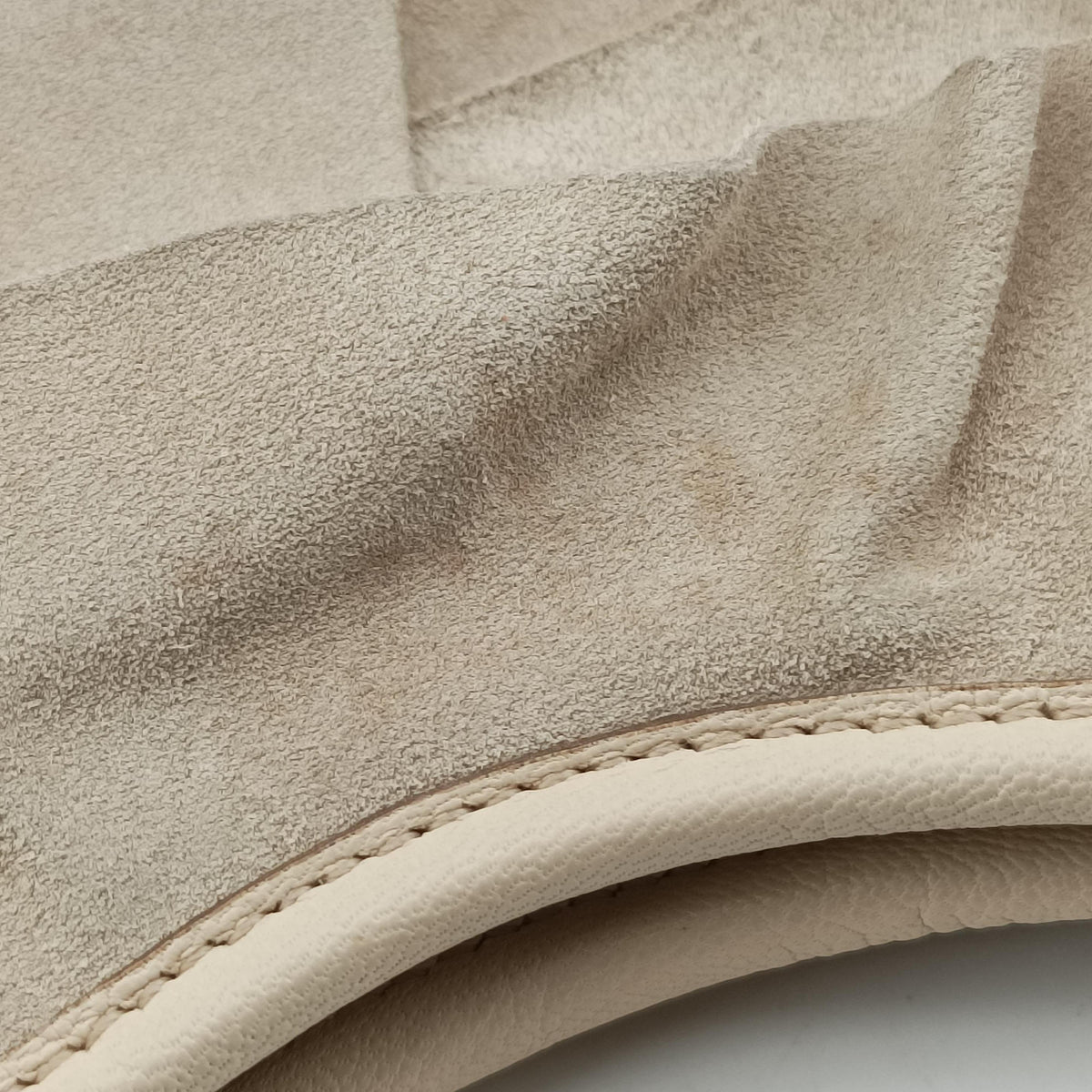 Pre-owned Yves Saint Laurent Mombasa Beige Suede 122245 handbag | stylenewstar