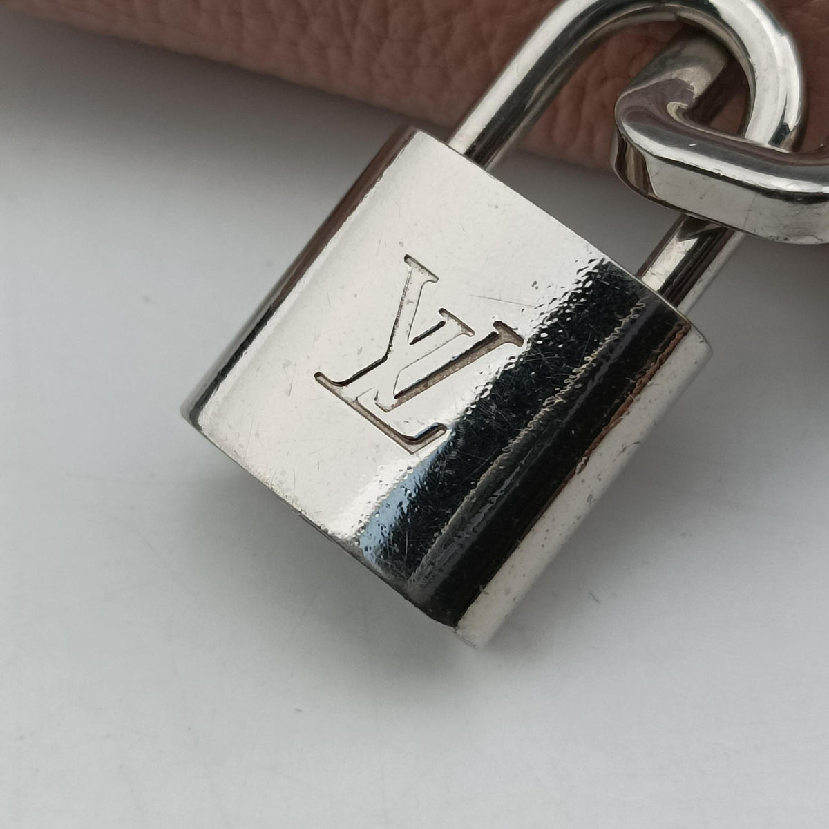 Pre-owned Louis Vuitton Lockit PM Magnolia Leather M50029 shoulderbag | stylenewstar