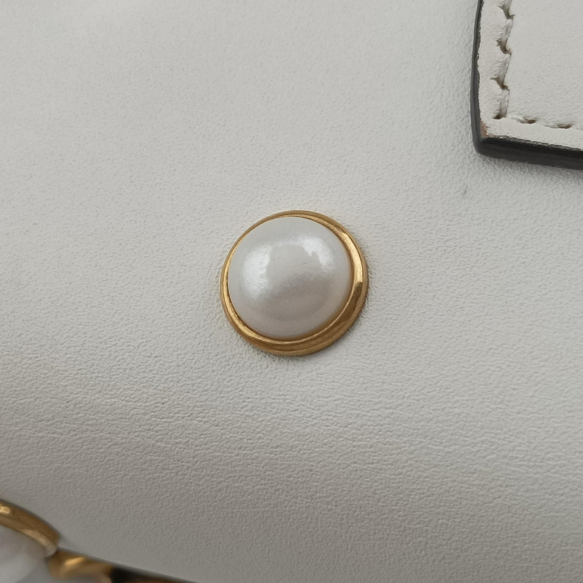 Pre-owned Gucci Broadway Pearl Bee White Leather 453778 shoulderbag | stylenewstar