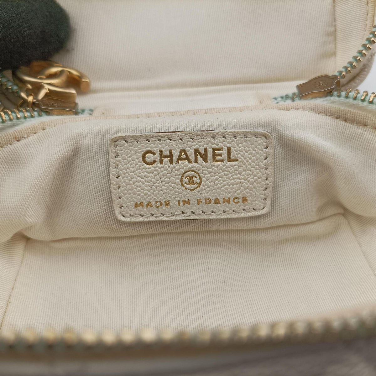 Vintage Chanel Micro Vanity Case White caviar skin AP2194 shoulderbag | stylenewstar