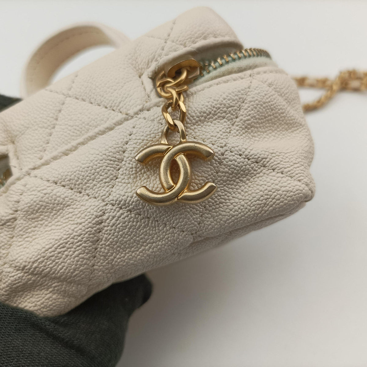 Vintage Chanel Micro Vanity Case White caviar skin AP2194 shoulderbag | stylenewstar