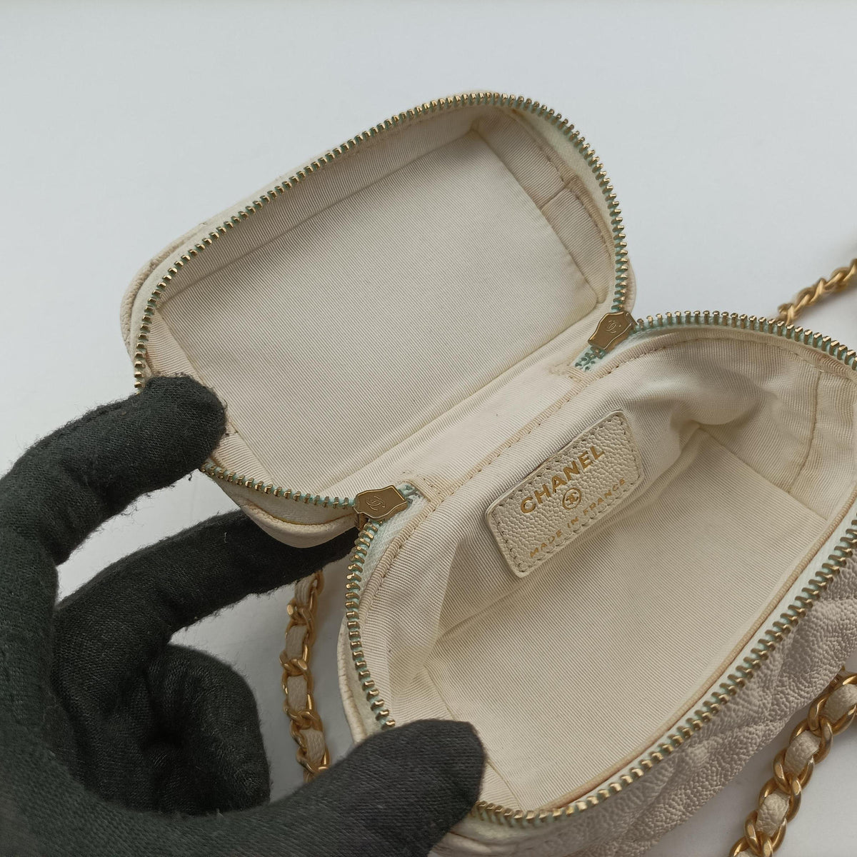 Vintage Chanel Micro Vanity Case White caviar skin AP2194 shoulderbag | stylenewstar