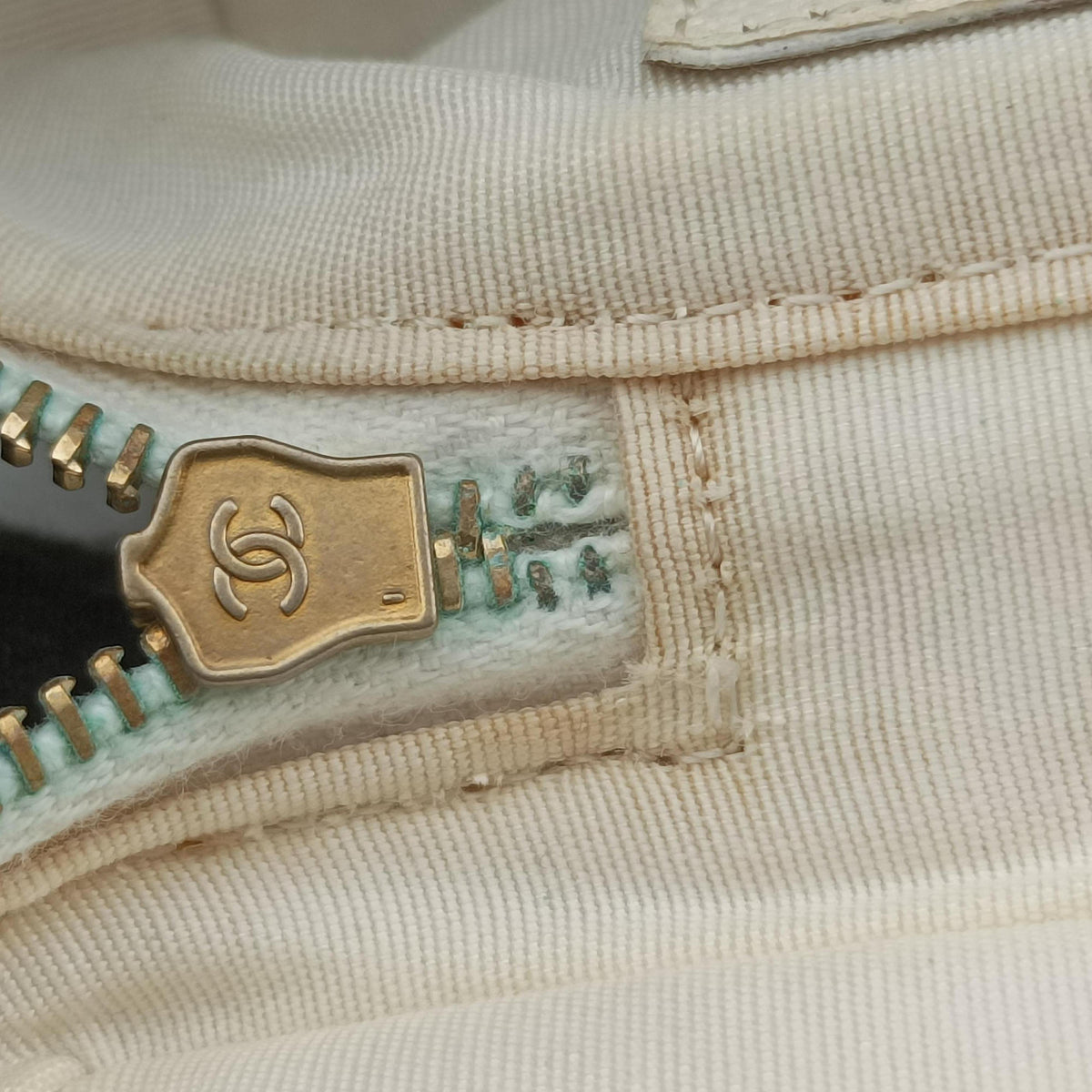 Vintage Chanel Micro Vanity Case White caviar skin AP2194 shoulderbag | stylenewstar