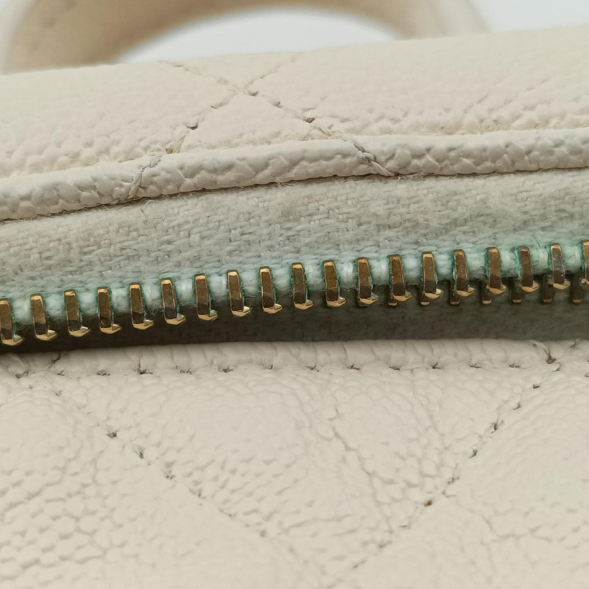Vintage Chanel Micro Vanity Case White caviar skin AP2194 shoulderbag | stylenewstar