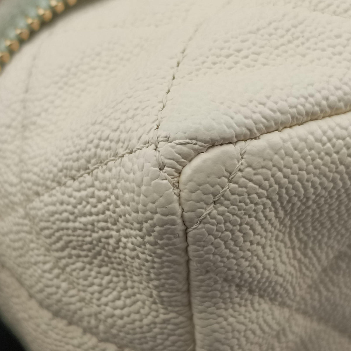 Vintage Chanel Micro Vanity Case White caviar skin AP2194 shoulderbag | stylenewstar