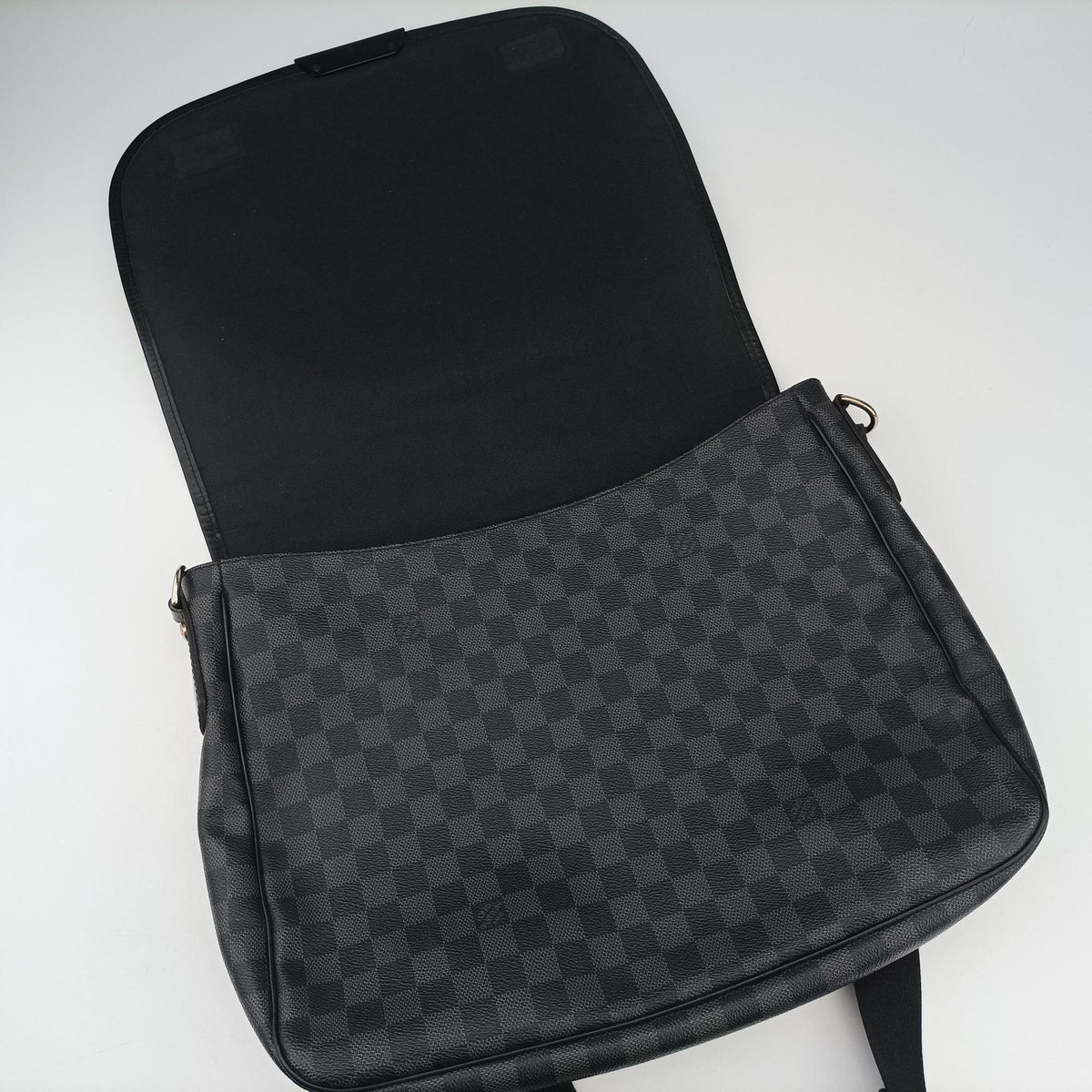Vintage Louis Vuitton DANIEL GM Noir Damier GRAPHITE N58033 crossbodybag | stylenewstar