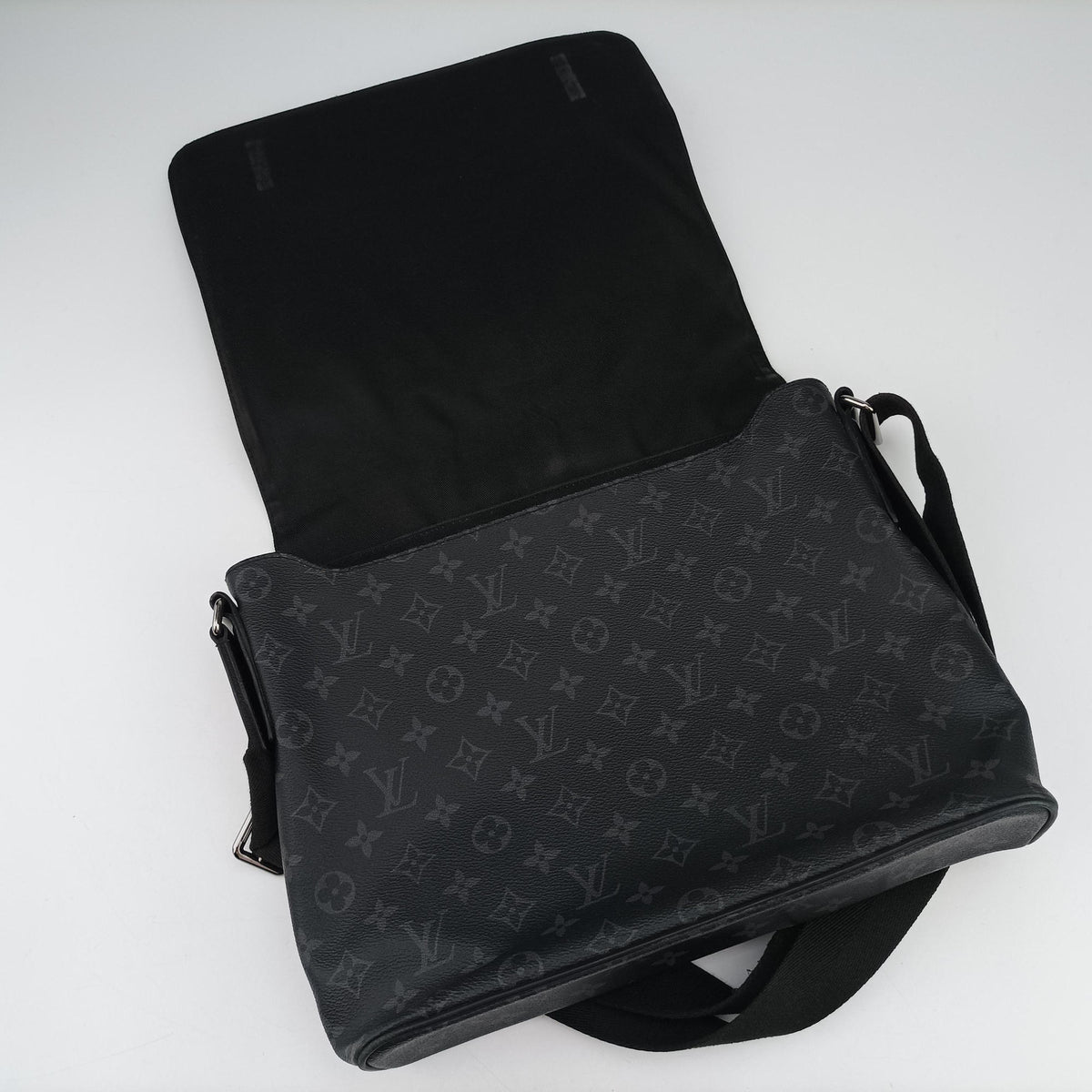 Pre-owned Louis Vuitton District MM Noir Monogram Eclipse M44001 crossbodybag | stylenewstar
