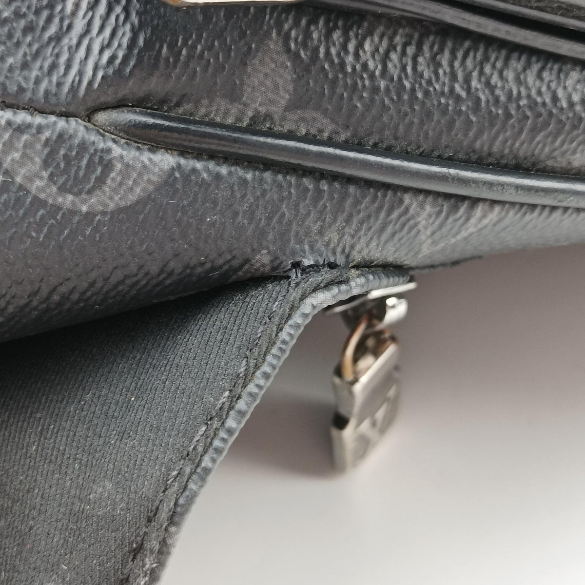 Pre-owned Louis Vuitton District MM Noir Monogram Eclipse M44001 crossbodybag | stylenewstar