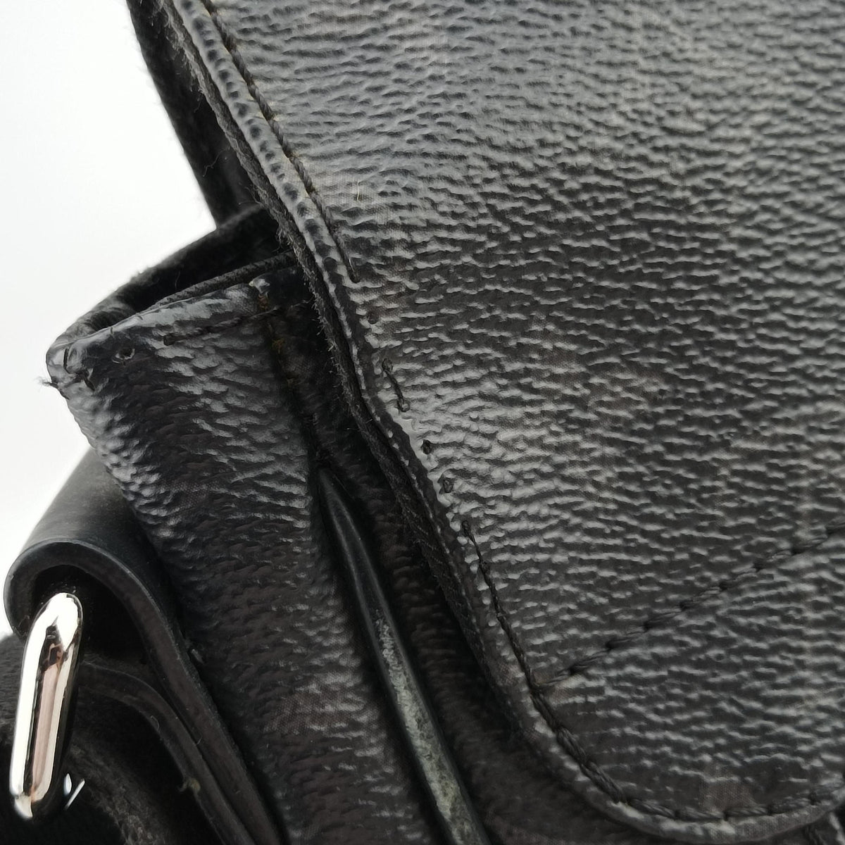 Pre-owned Louis Vuitton District MM Noir Monogram Eclipse M44001 crossbodybag | stylenewstar
