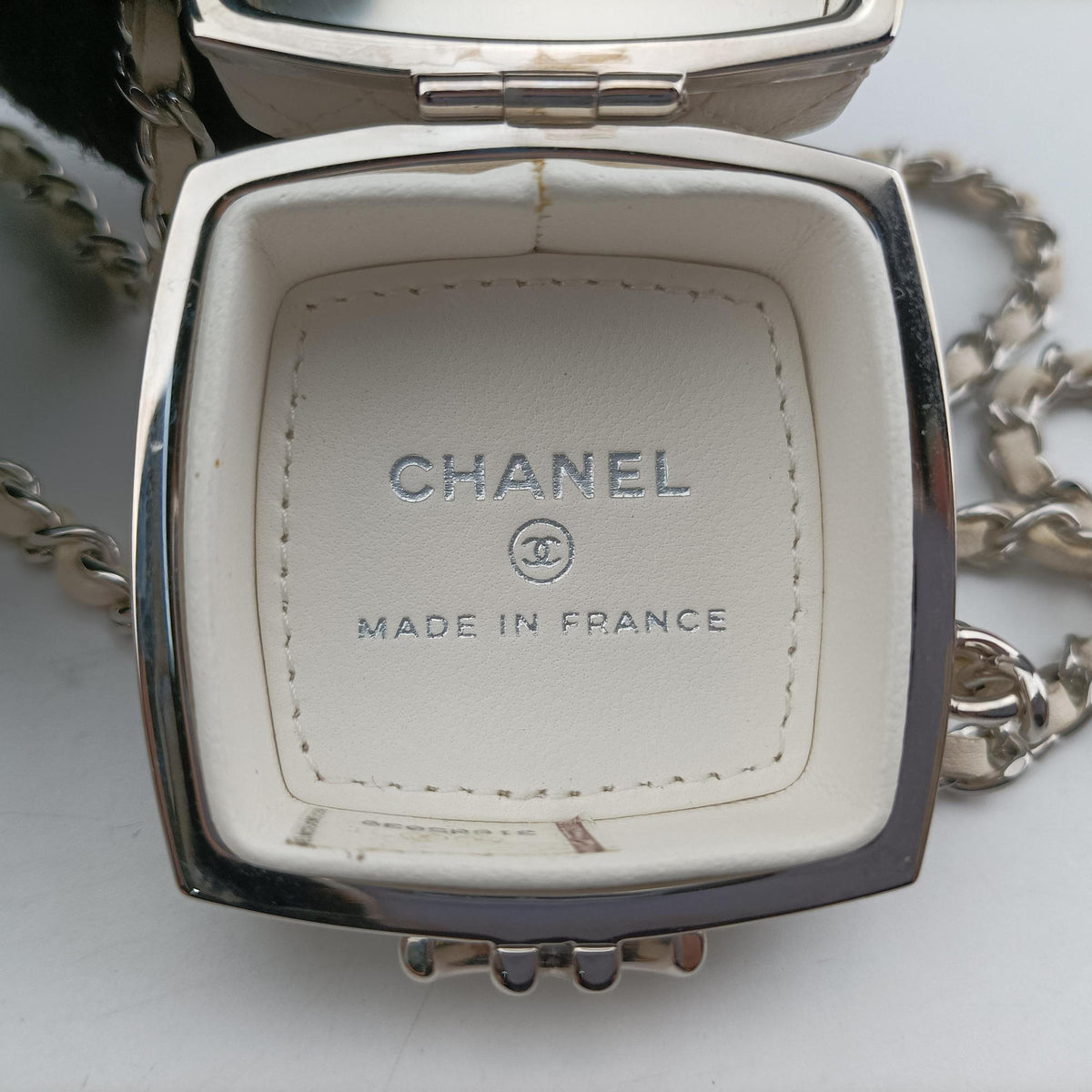 Pre-owned Chanel Make up box White Leather AP2425 shoulderbag | stylenewstar