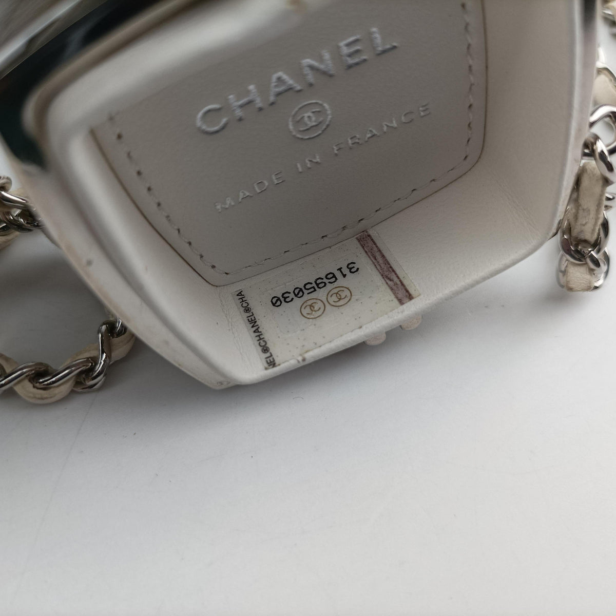 Pre-owned Chanel Make up box White Leather AP2425 shoulderbag | stylenewstar