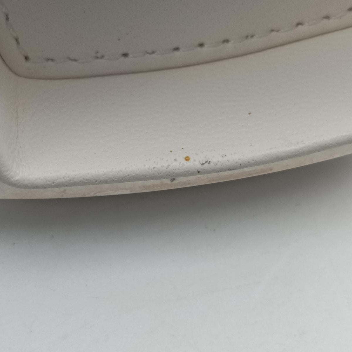 Pre-owned Chanel Make up box White Leather AP2425 shoulderbag | stylenewstar