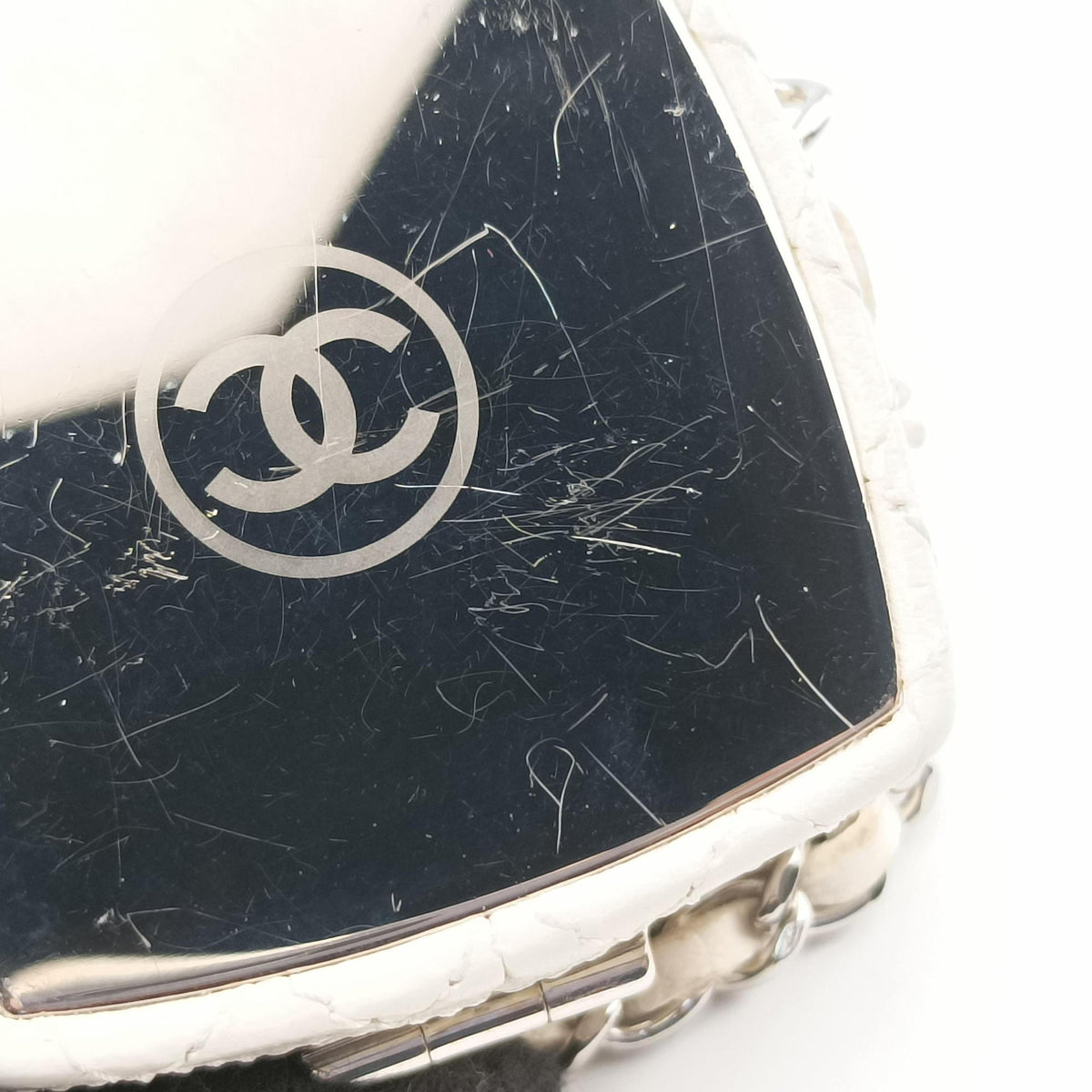 Pre-owned Chanel Make up box White Leather AP2425 shoulderbag | stylenewstar
