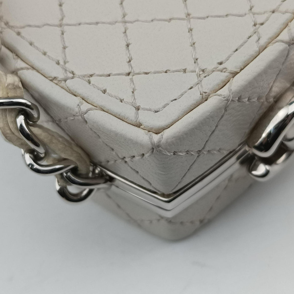 Pre-owned Chanel Make up box White Leather AP2425 shoulderbag | stylenewstar