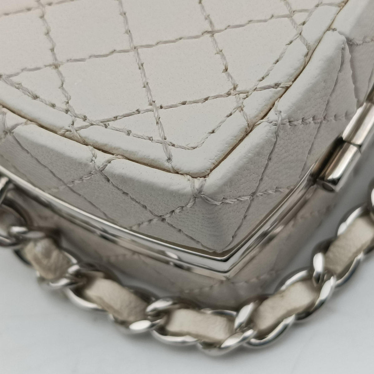 Pre-owned Chanel Make up box White Leather AP2425 shoulderbag | stylenewstar