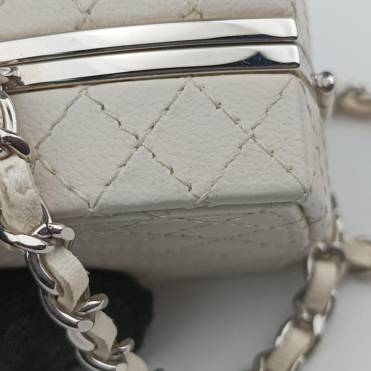 Pre-owned Chanel Make up box White Leather AP2425 shoulderbag | stylenewstar