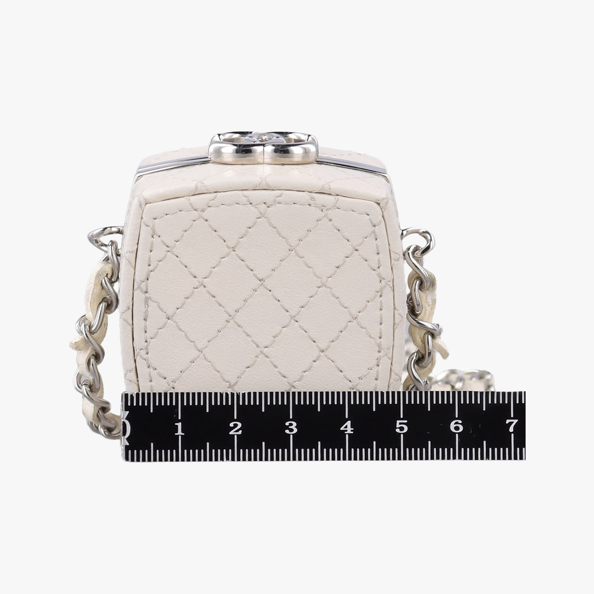 Pre-owned Chanel Make up box White Leather AP2425 shoulderbag | stylenewstar