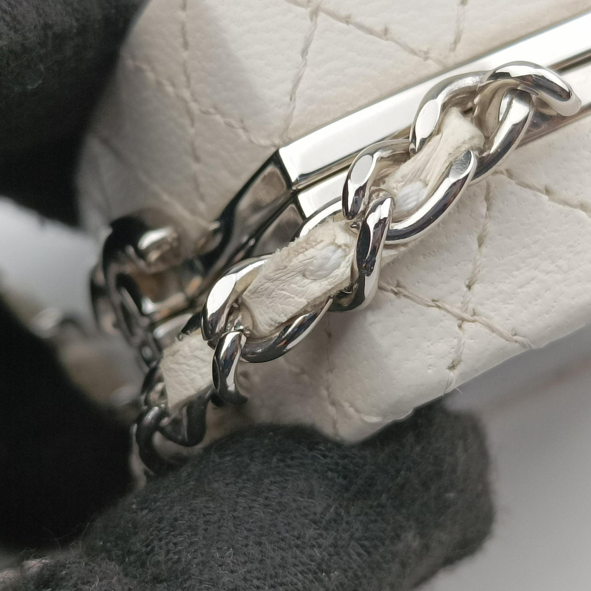Pre-owned Chanel Make up box White Leather AP2425 shoulderbag | stylenewstar