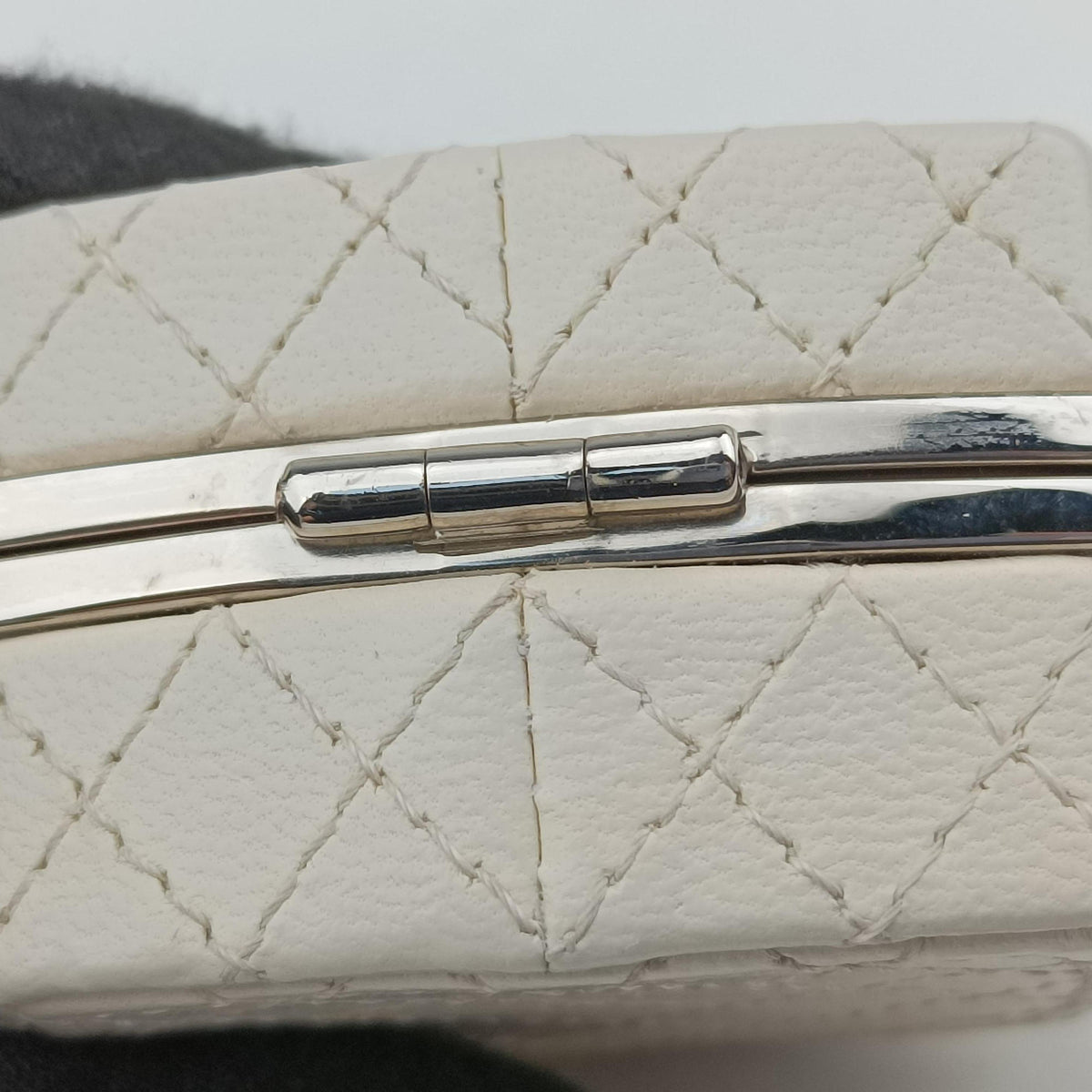 Pre-owned Chanel Make up box White Leather AP2425 shoulderbag | stylenewstar