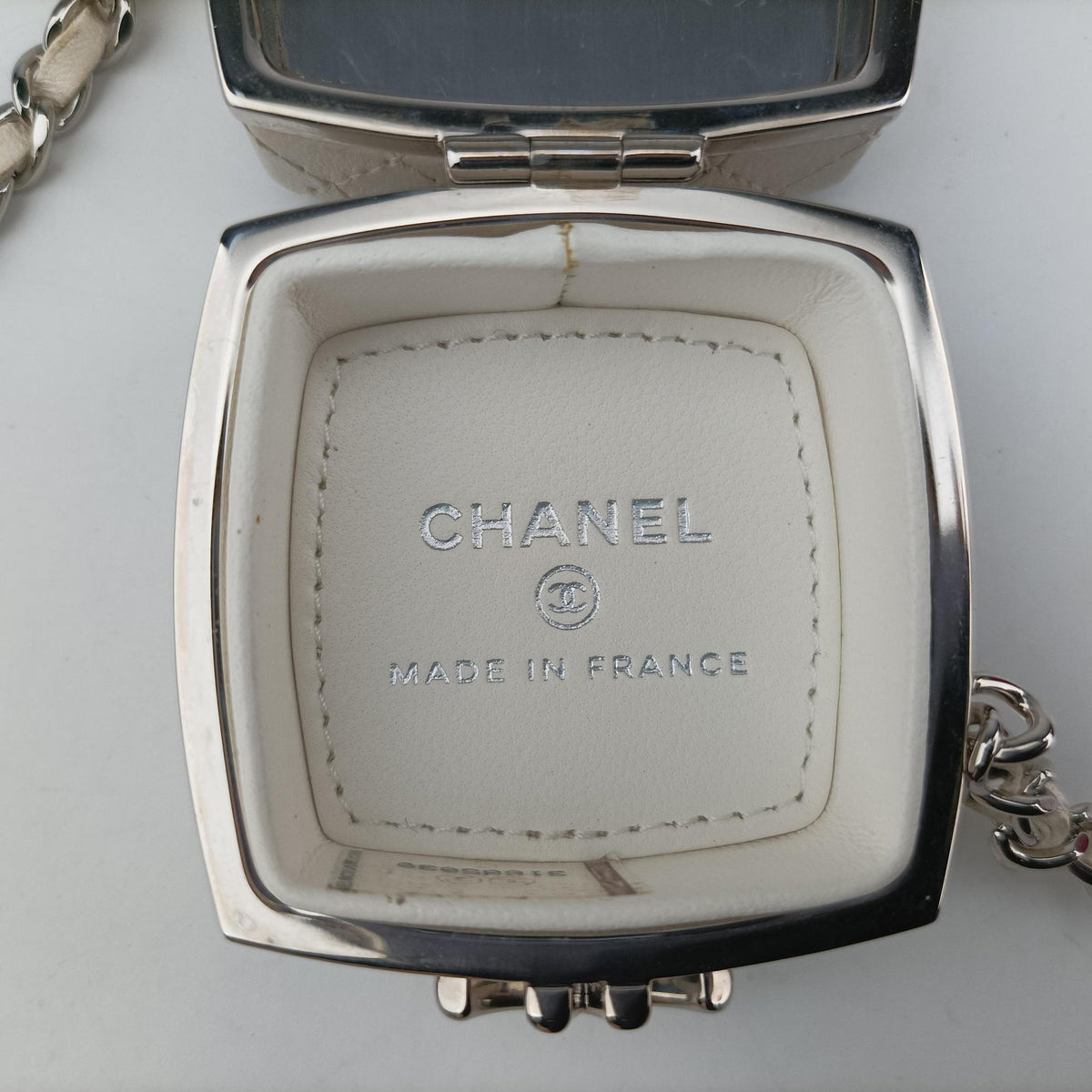 Pre-owned Chanel Make up box White Leather AP2425 shoulderbag | stylenewstar