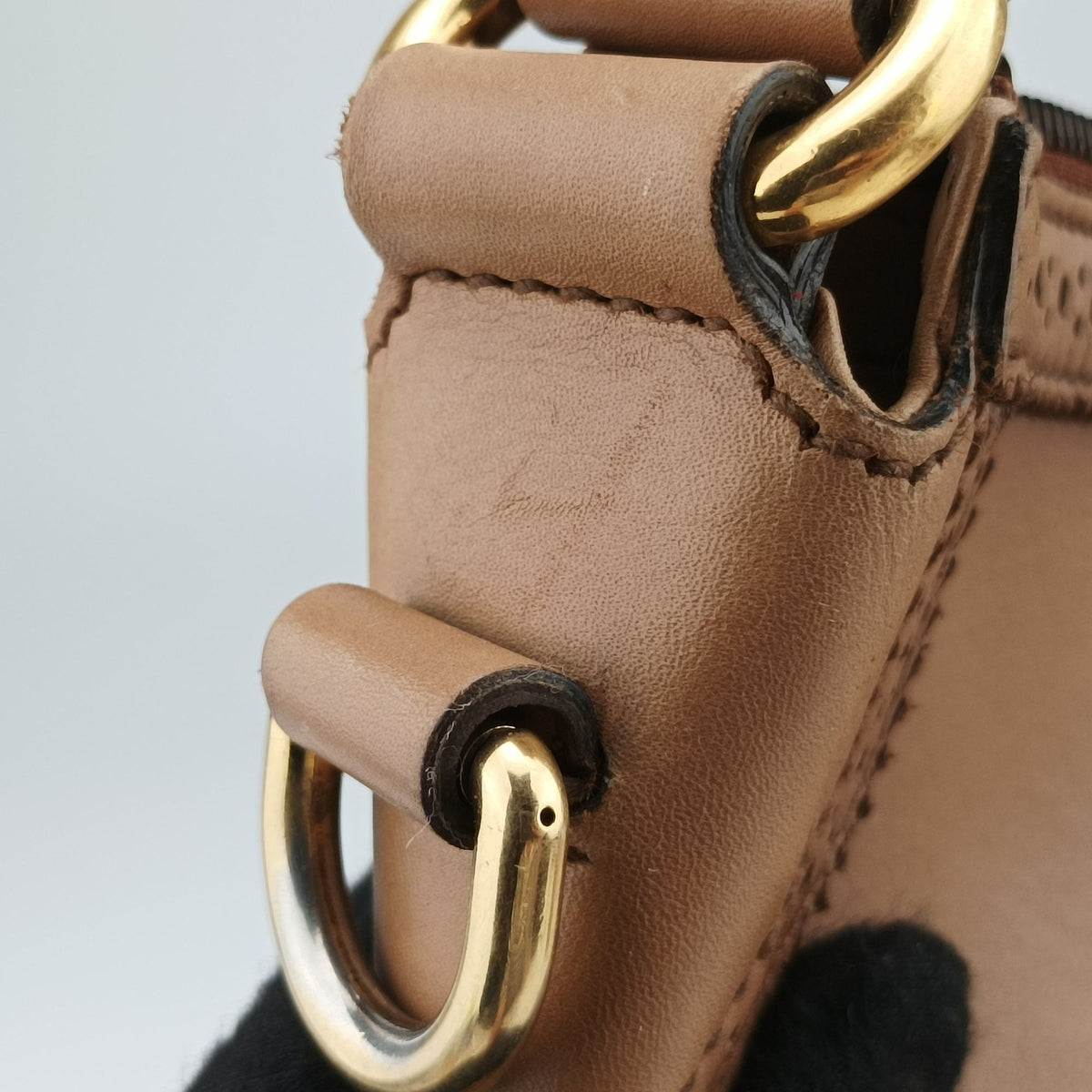 Secondhand Gucci Duilio Brogue Camel Leather 296901 shoulderbag | stylenewstar