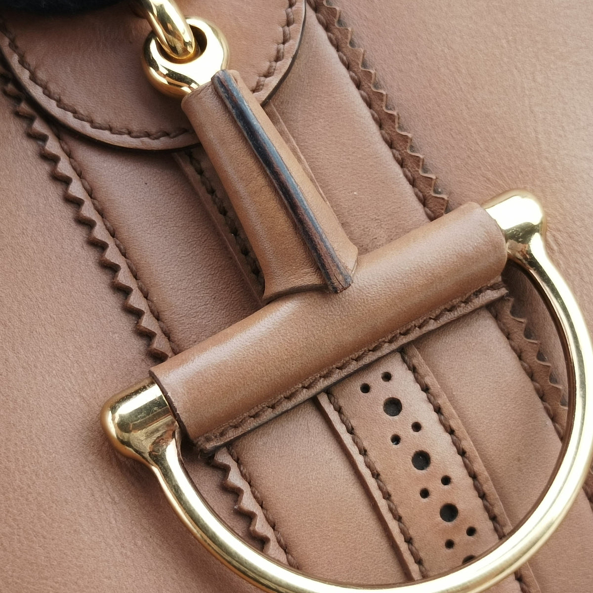 Secondhand Gucci Duilio Brogue Camel Leather 296901 shoulderbag | stylenewstar