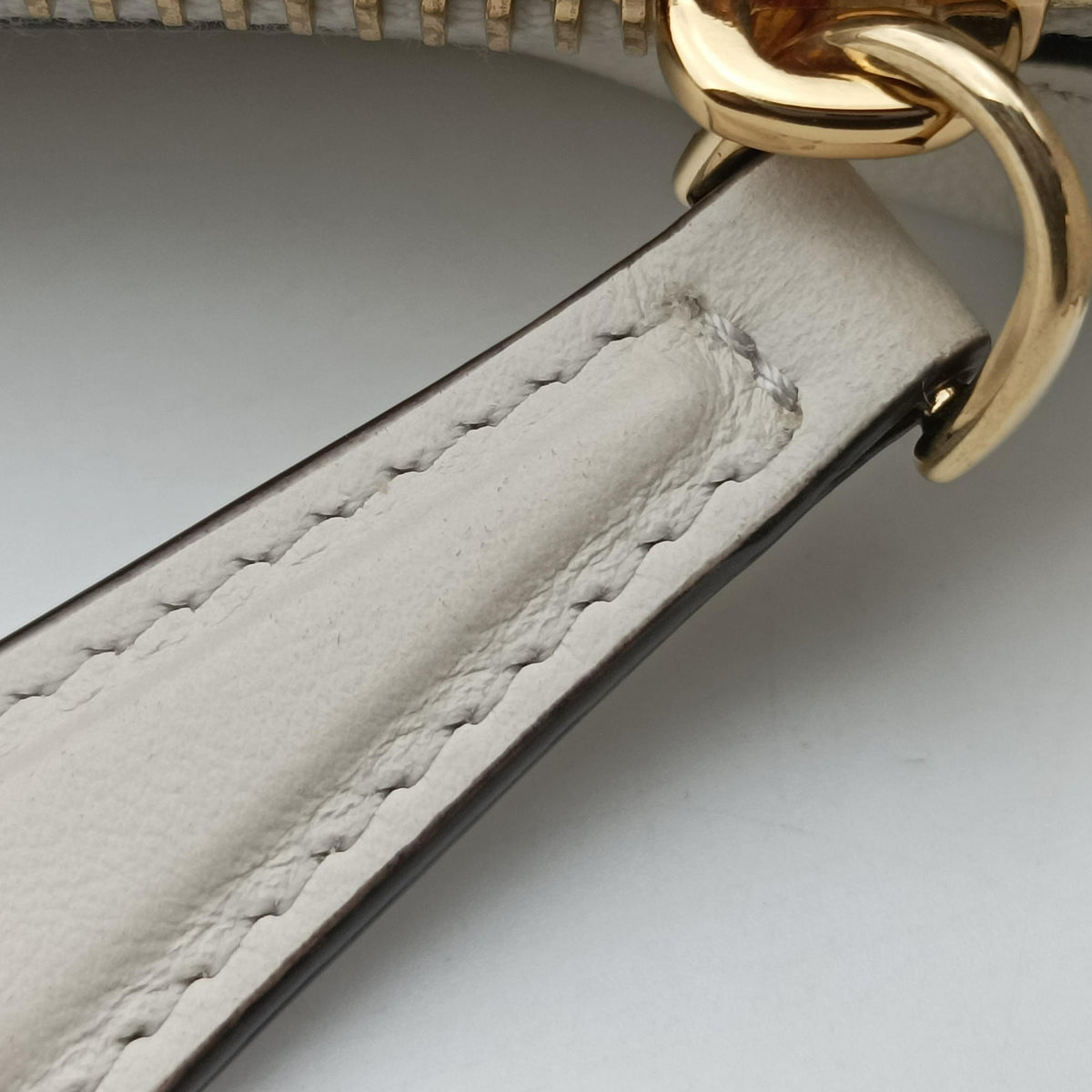 Pre-owned Fendi Nano Fendigraphy White Leather 7AS089 clutchbag | stylenewstar