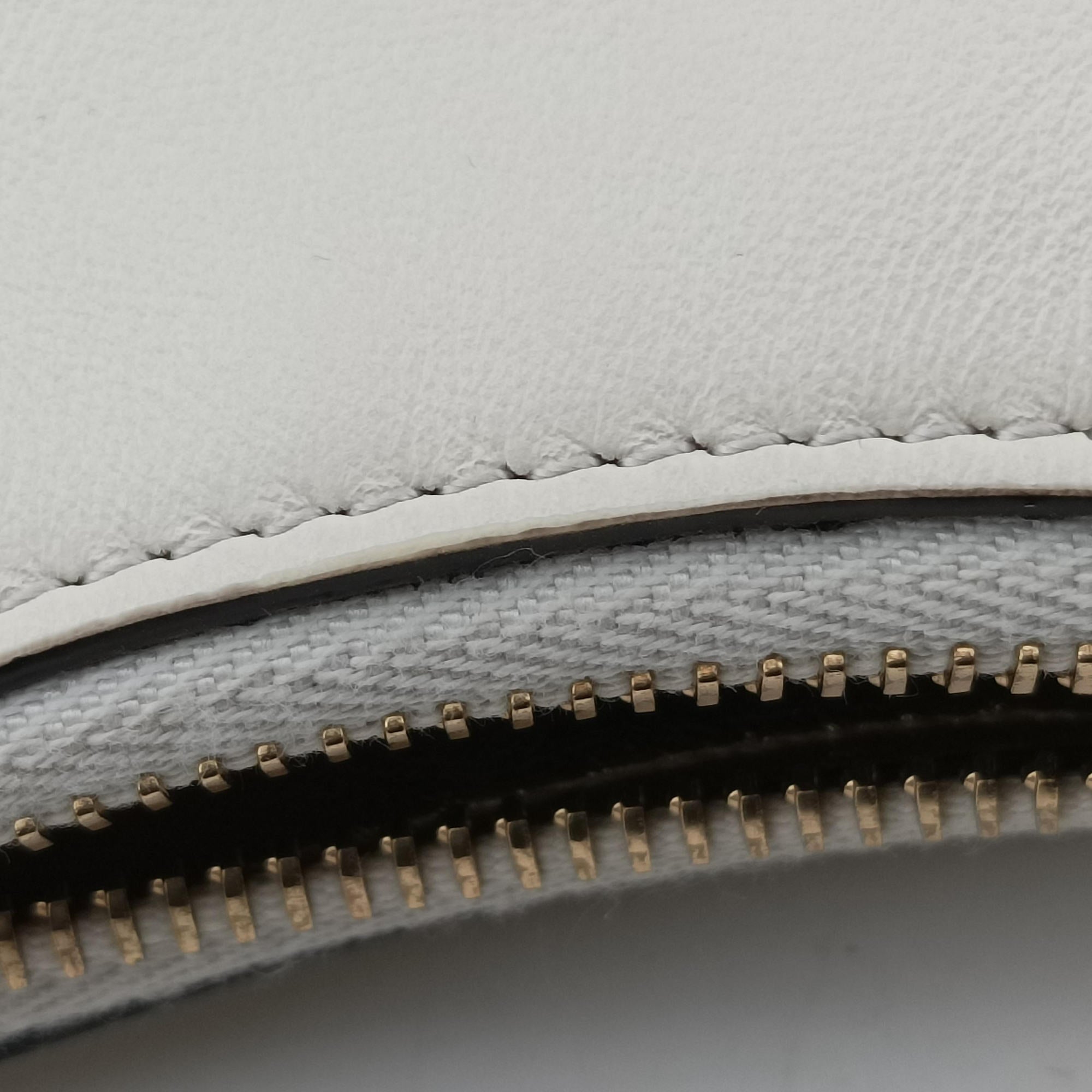 Pre-owned Fendi Nano Fendigraphy White Leather 7AS089 clutchbag | stylenewstar