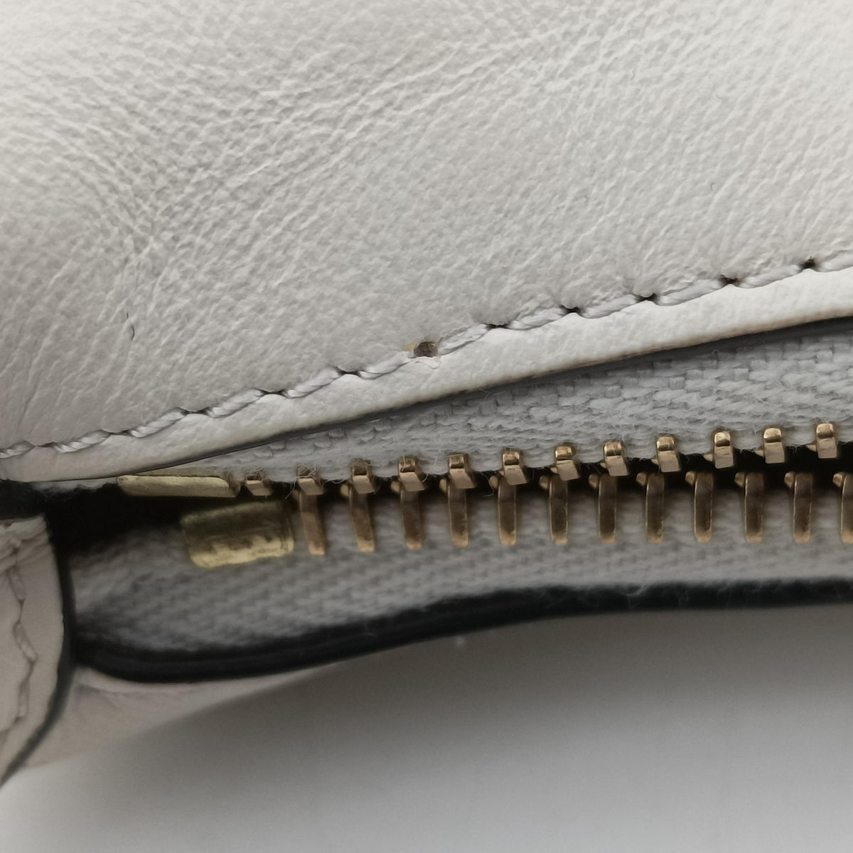 Pre-owned Fendi Nano Fendigraphy White Leather 7AS089 clutchbag | stylenewstar