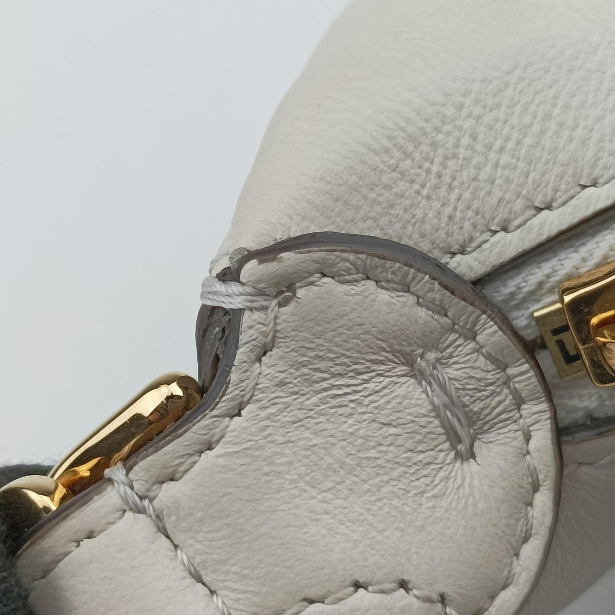 Pre-owned Fendi Nano Fendigraphy White Leather 7AS089 clutchbag | stylenewstar