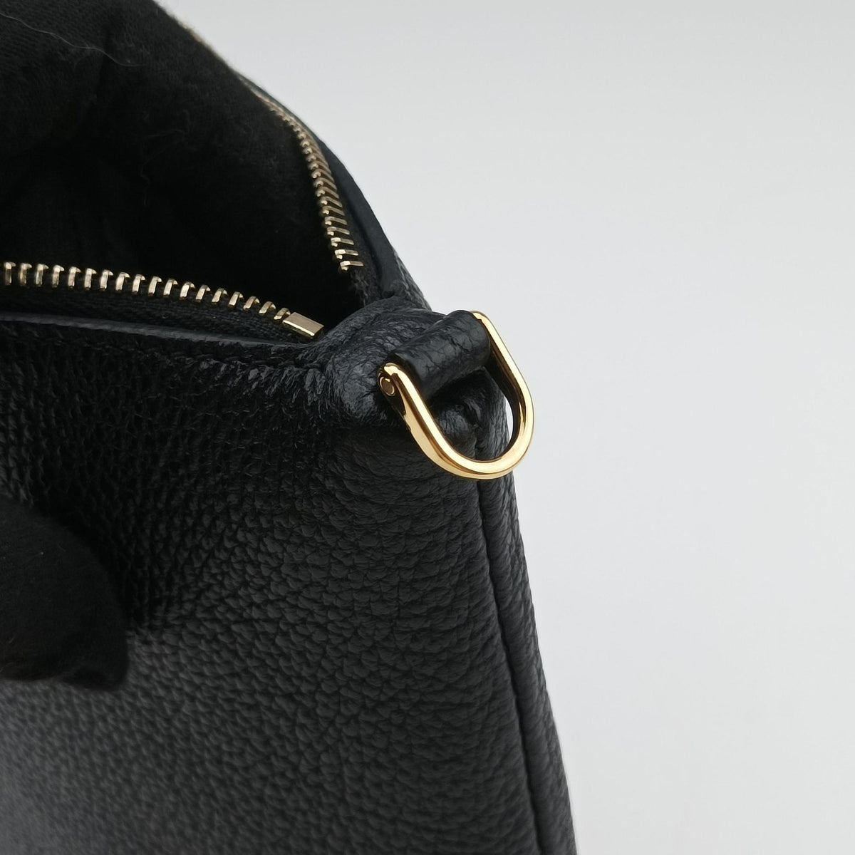 Secondhand Dolce & Gabbana Family Patch Black Leather  shoulderbag | stylenewstar