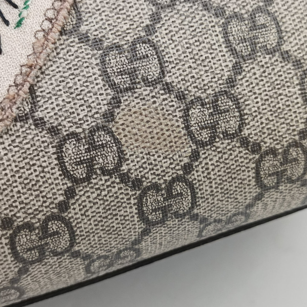 Vintage Gucci GG SUPREME Heart Embroidered Beige x Multicolour PVC coated canvas×Leather 409529 shoulderbag | stylenewstar